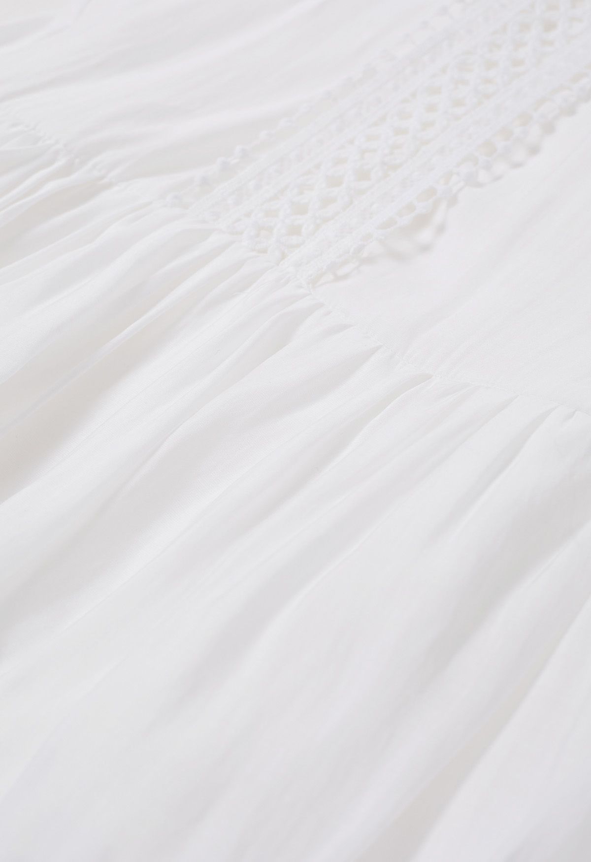 Gestuftes Kleid mit Cutwork-Besatz und ausgestellten Ärmeln in Weiß