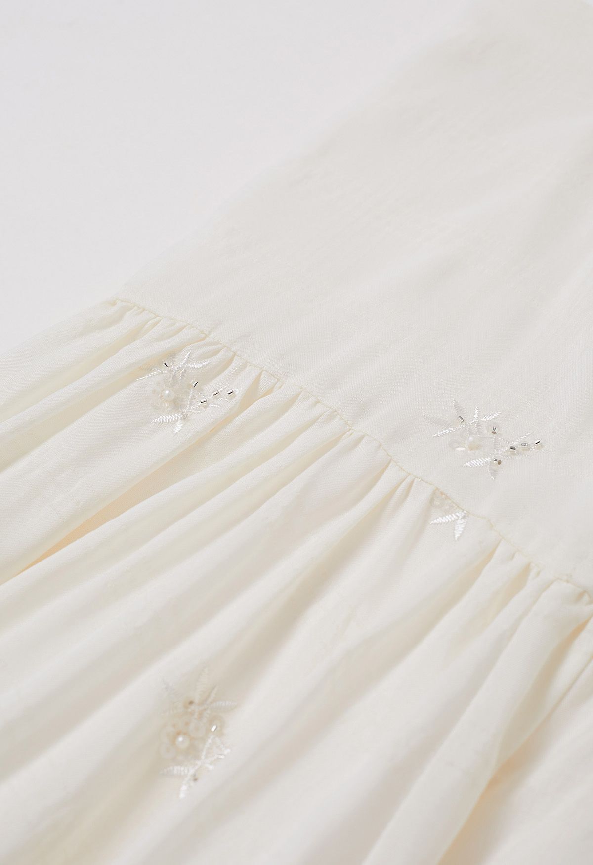 Trägerloses Cami-Kleid mit Paillettenstickerei und Schnürung an den Schultern in Elfenbein