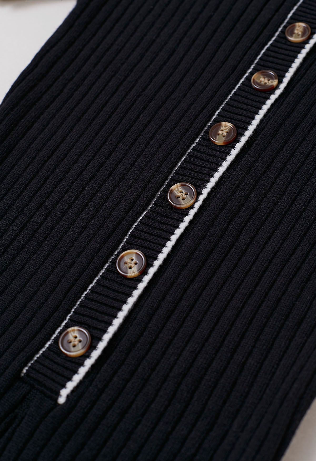 Kurzärmliges, figurbetontes Strickkleid mit Kragen und Knöpfen in Schwarz