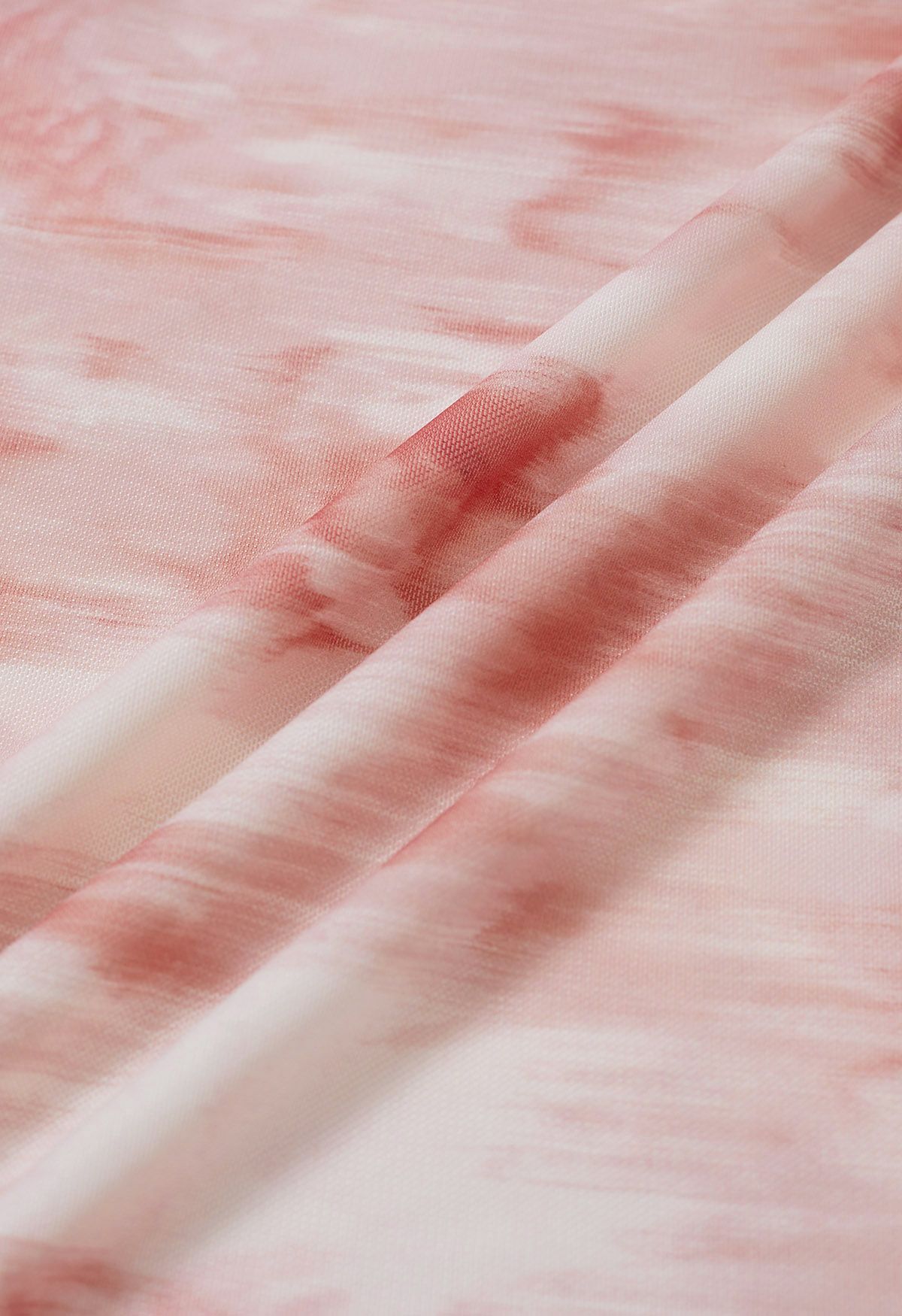 Midikleid aus gerüschtem Netzstoff mit breiten Trägern in Aquarelloptik in Rosa