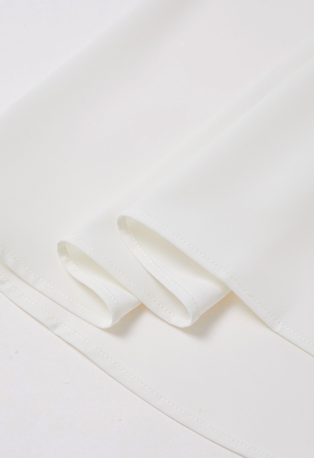 Raffinierter Midirock mit Plisseegürtel in Weiß