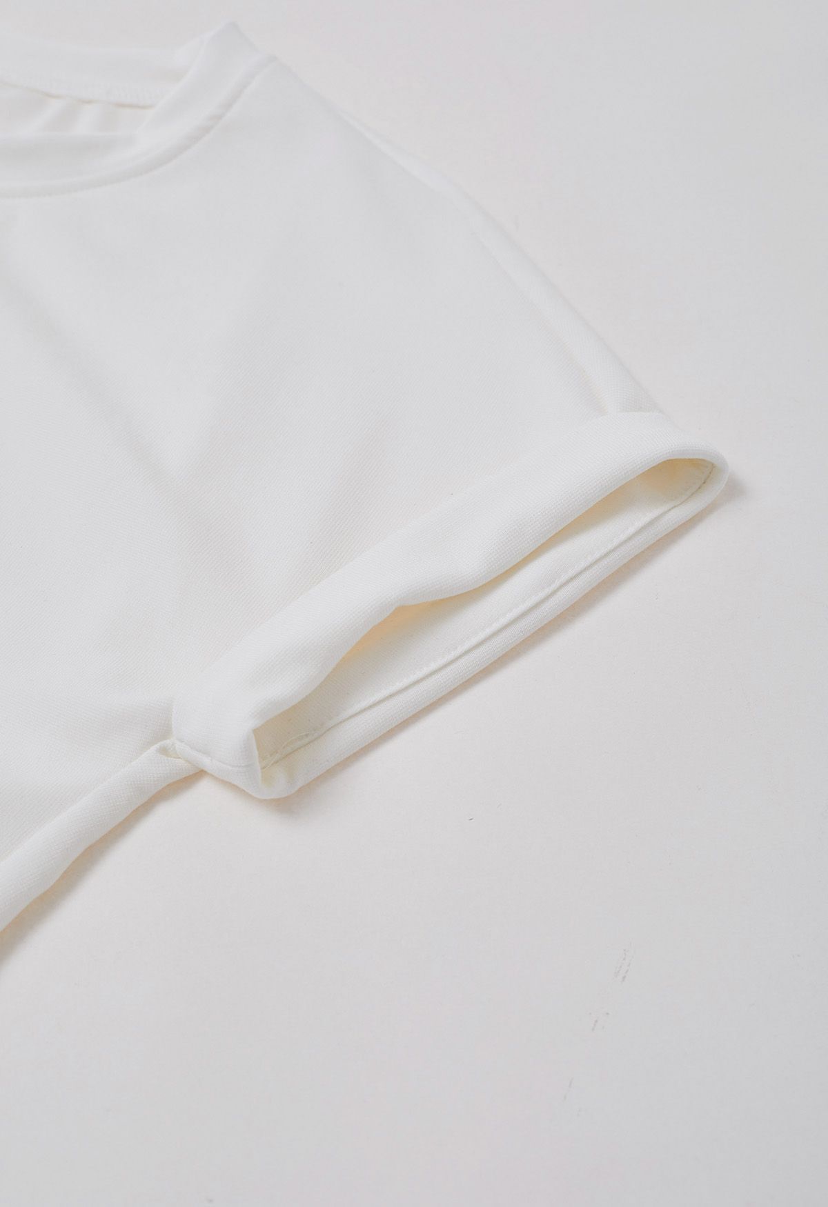 T-Shirt mit gerüschtem, geschlitztem Saum in Weiß