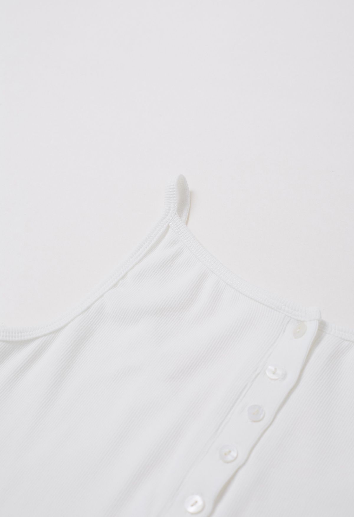 Simplicity – Camisole-Oberteil mit Knopfleiste vorn in Weiß