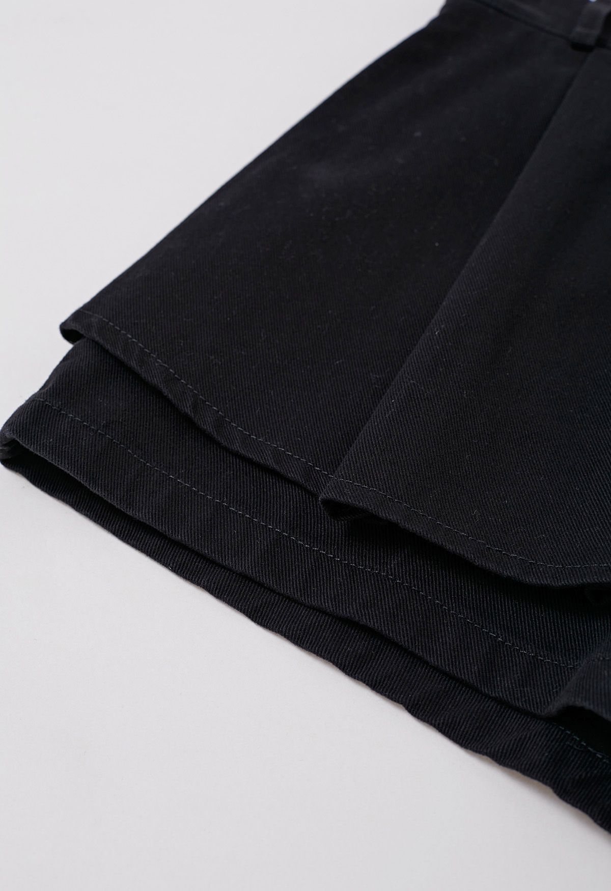 Schwarzer Jeans-Mini-Skort mit Plissierungsgürtel vorn