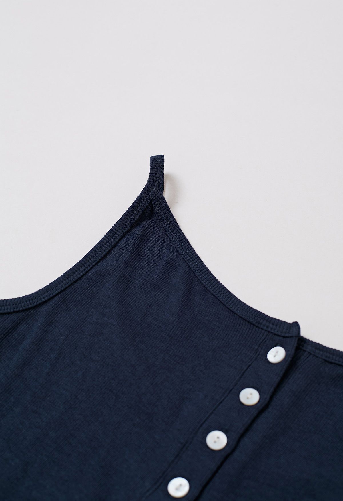 Simplicity – Camisole-Oberteil mit Knopfleiste vorn in Marine