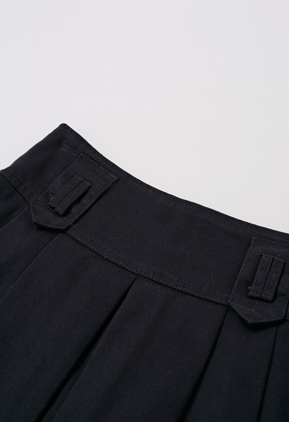 Klassischer Falten-Jeans-Minirock mit Gürtel in Schwarz