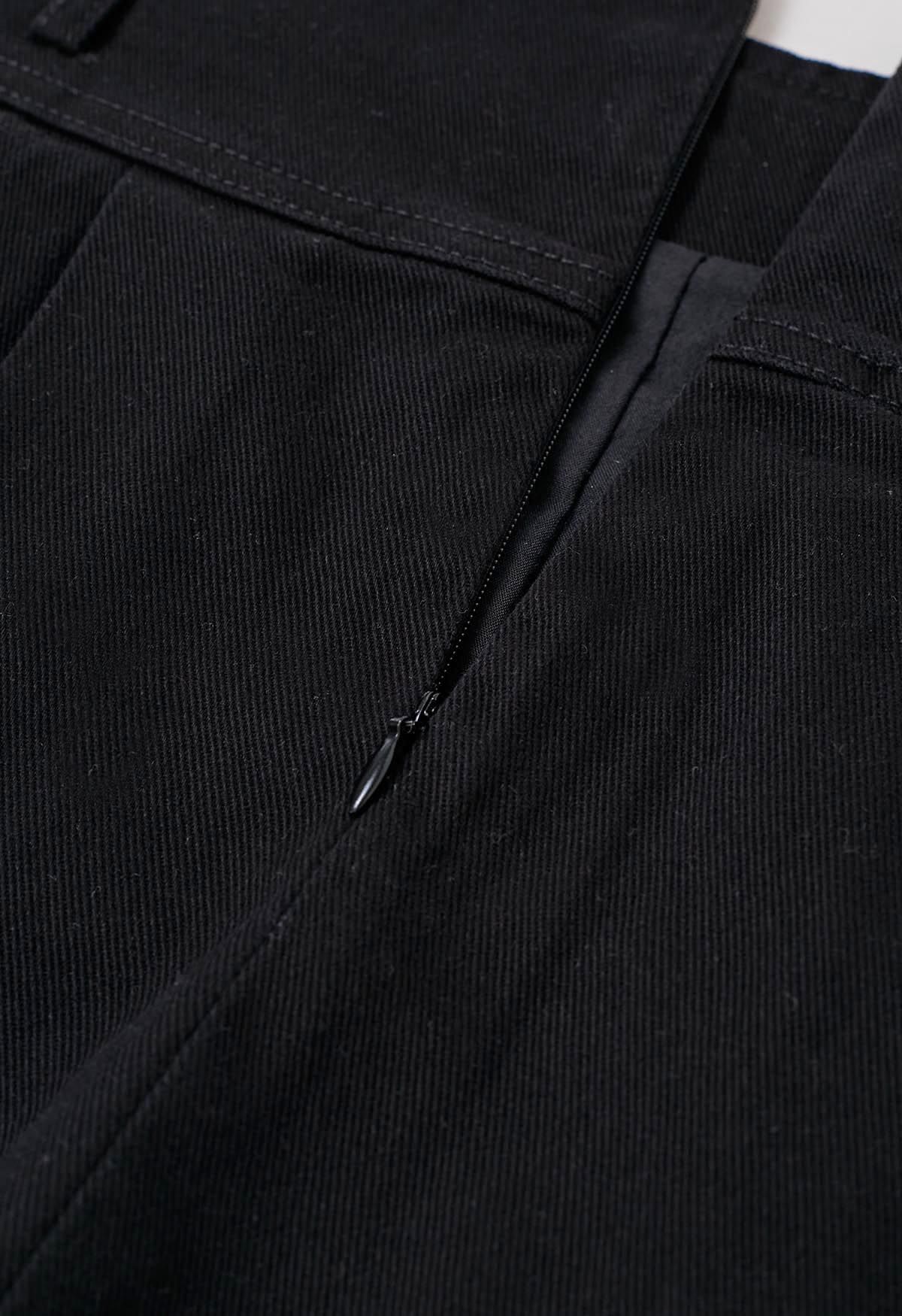 Klassischer Falten-Jeans-Minirock mit Gürtel in Schwarz