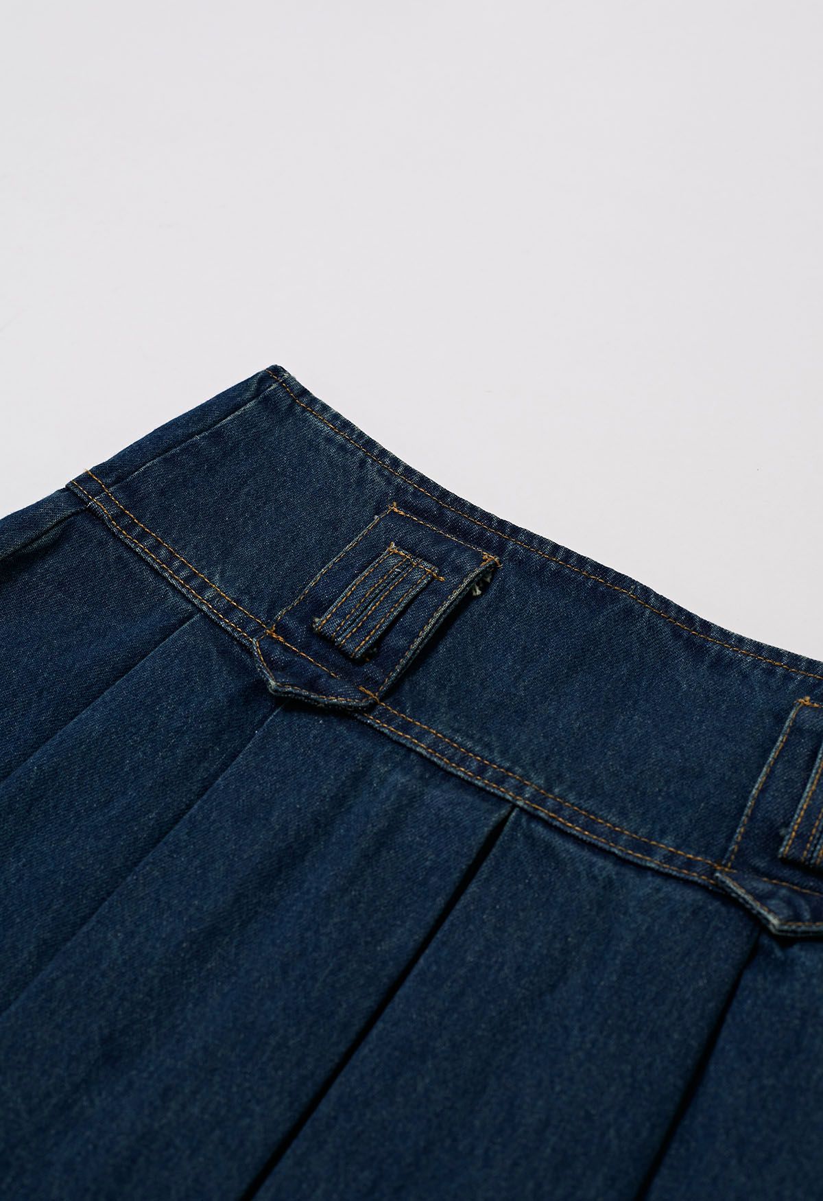Klassischer Falten-Jeans-Minirock mit Gürtel in Blau