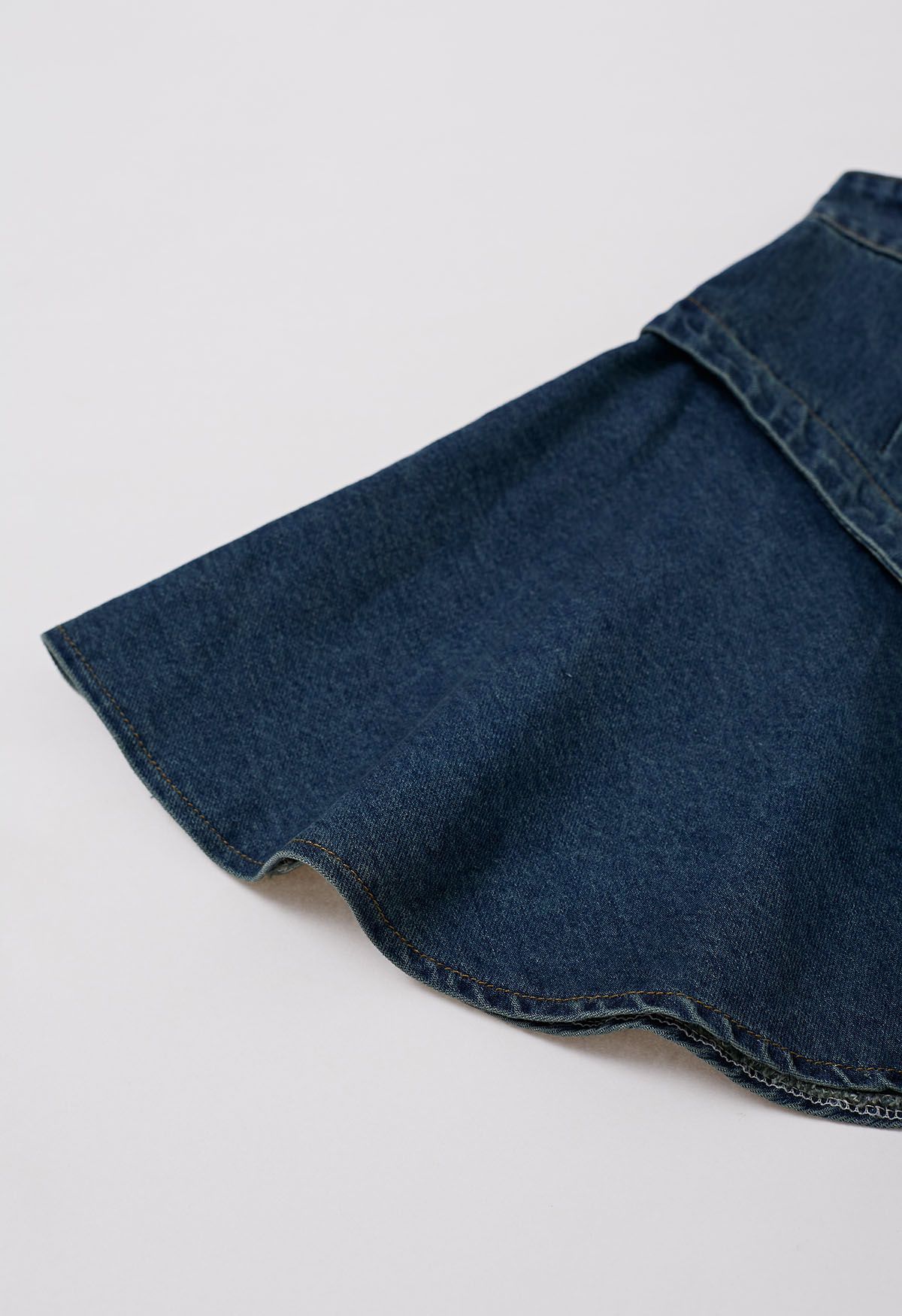 Markantes Design – Ausgestellter Jeans-Minirock in Blau