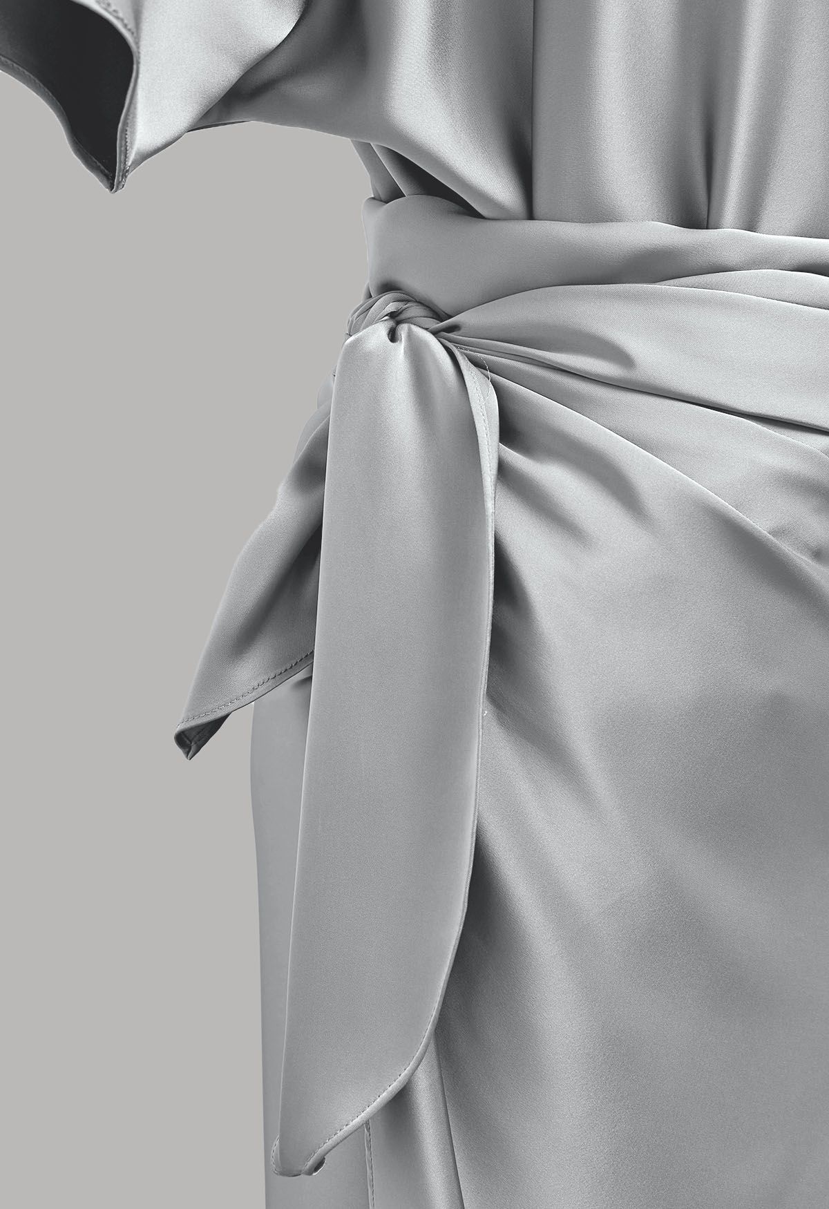 Kurzärmliges Maxikleid aus Satin mit gewickelter Taille in Grau