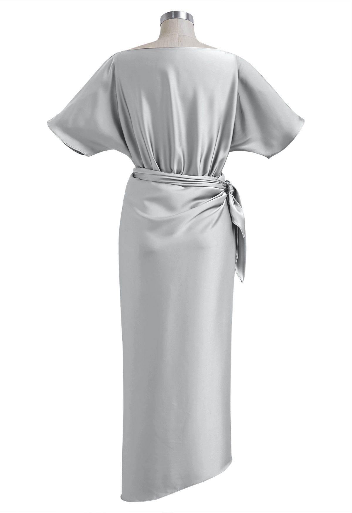 Kurzärmliges Maxikleid aus Satin mit gewickelter Taille in Grau