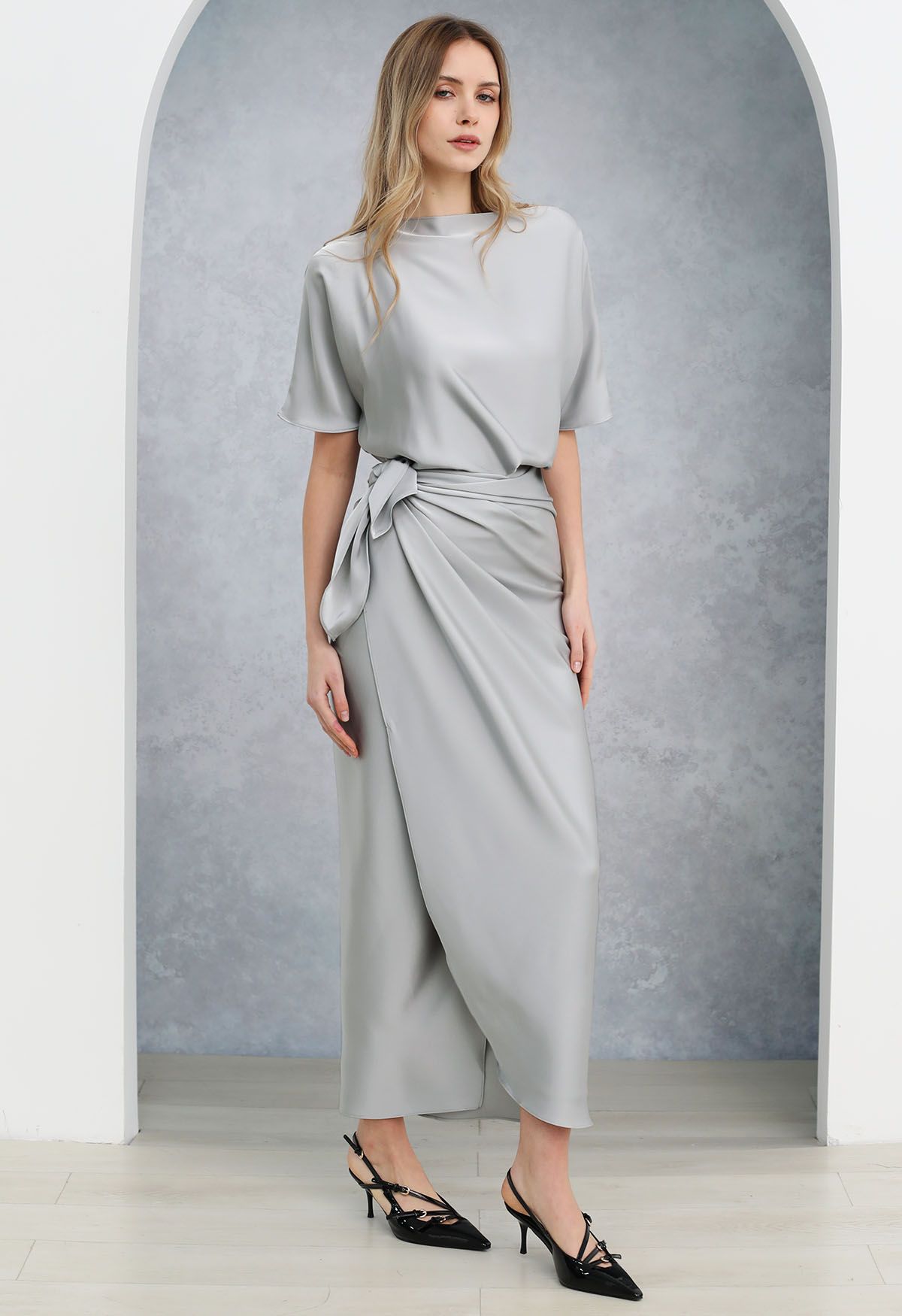 Kurzärmliges Maxikleid aus Satin mit gewickelter Taille in Grau