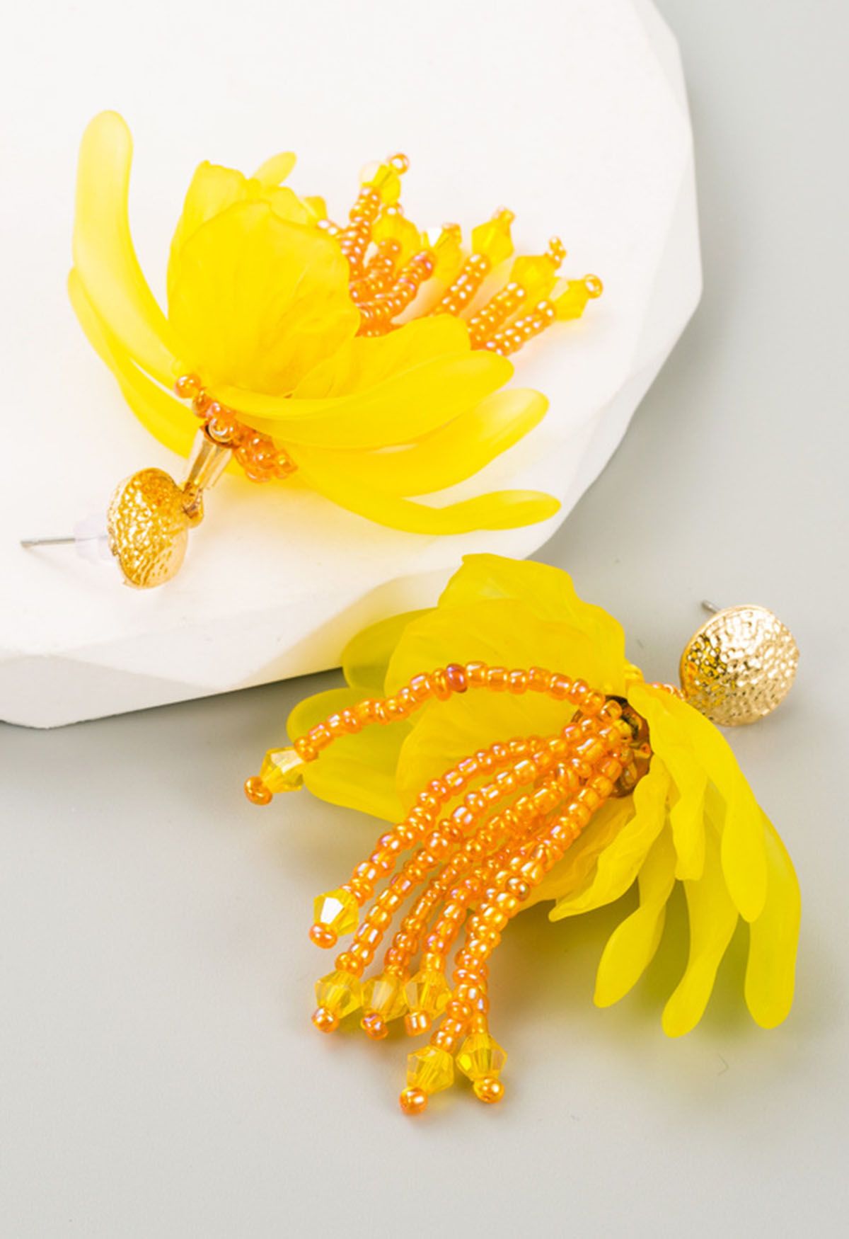 Perlenbesetzte Blütenquasten-Ohrringe in Gelb