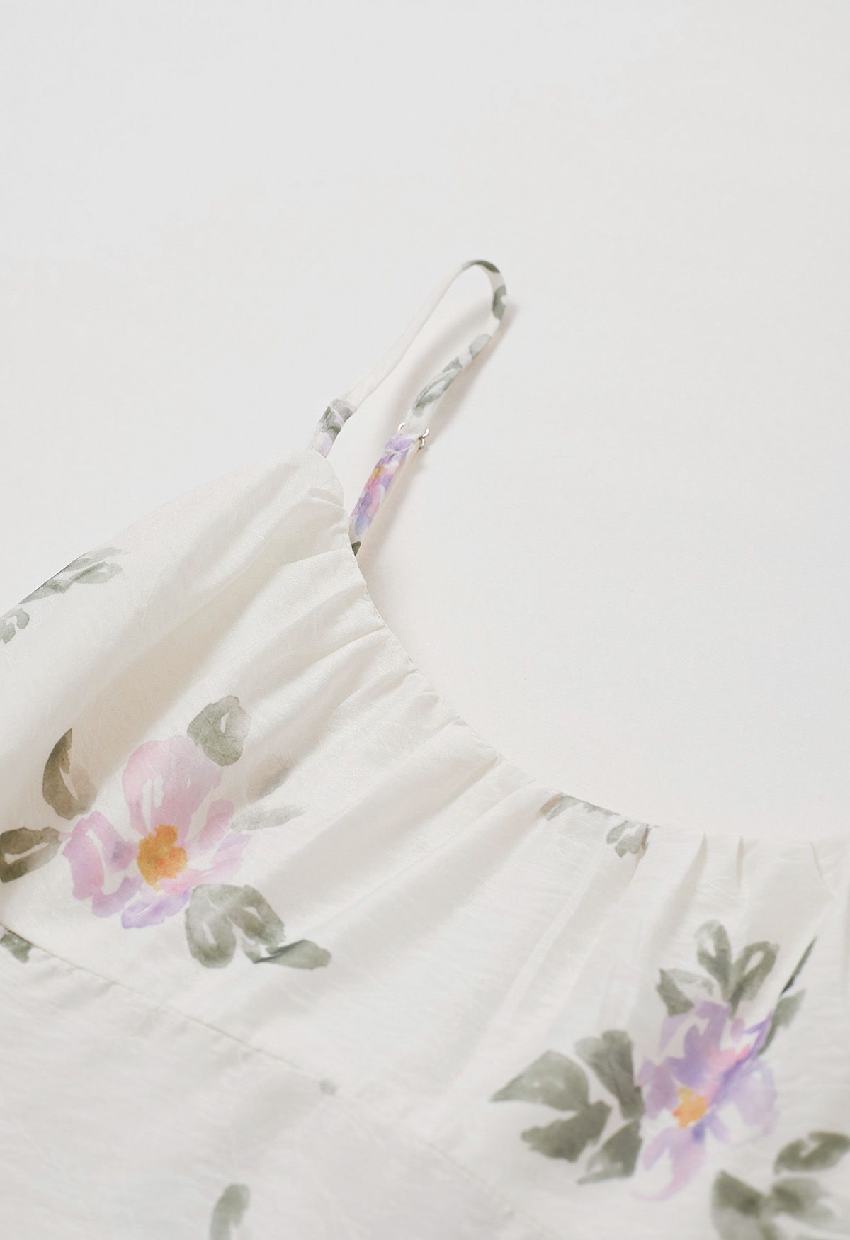 Camisole-Kleid mit Rüschenbesatz und Blumenmuster in Lila