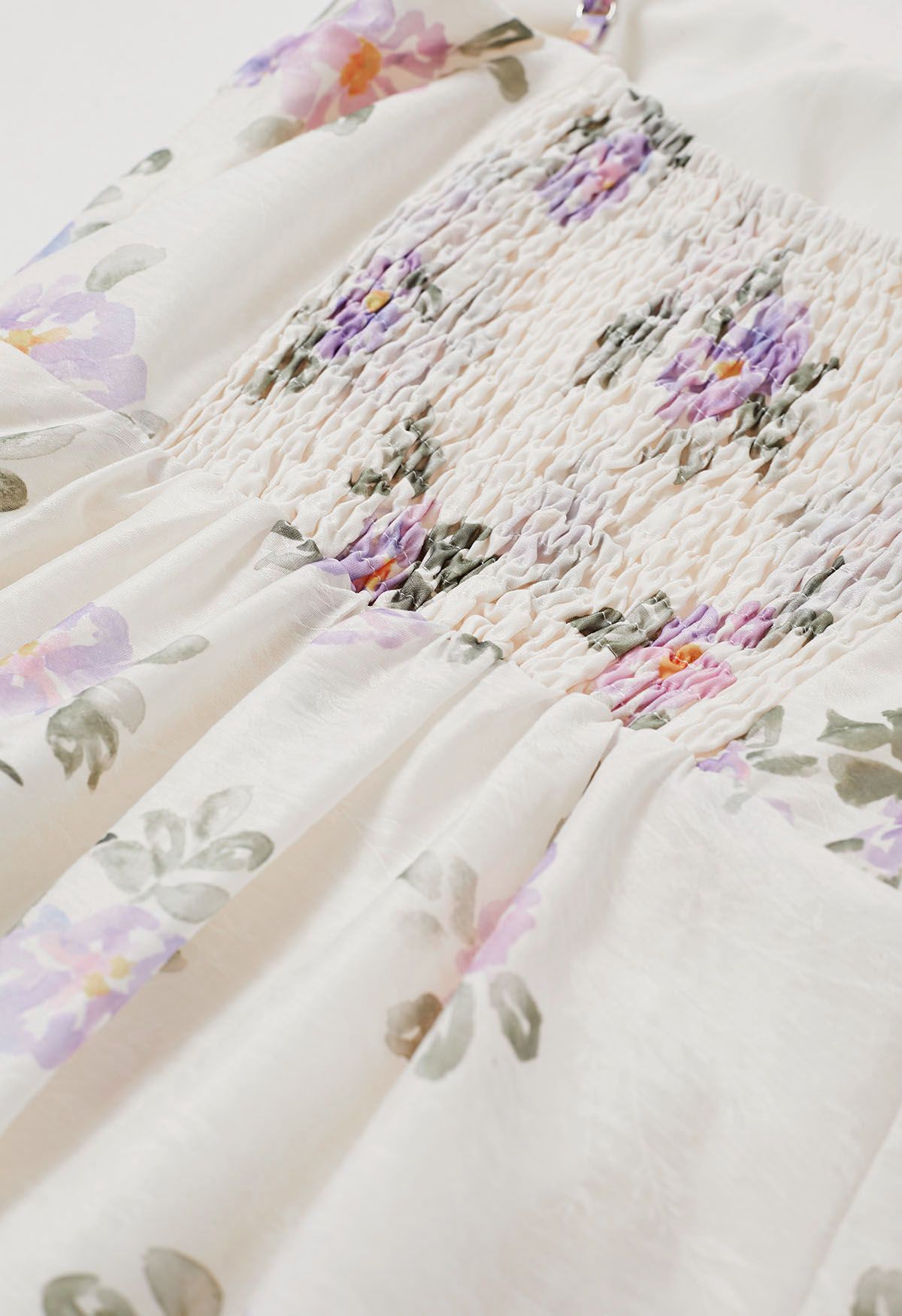 Camisole-Kleid mit Rüschenbesatz und Blumenmuster in Lila