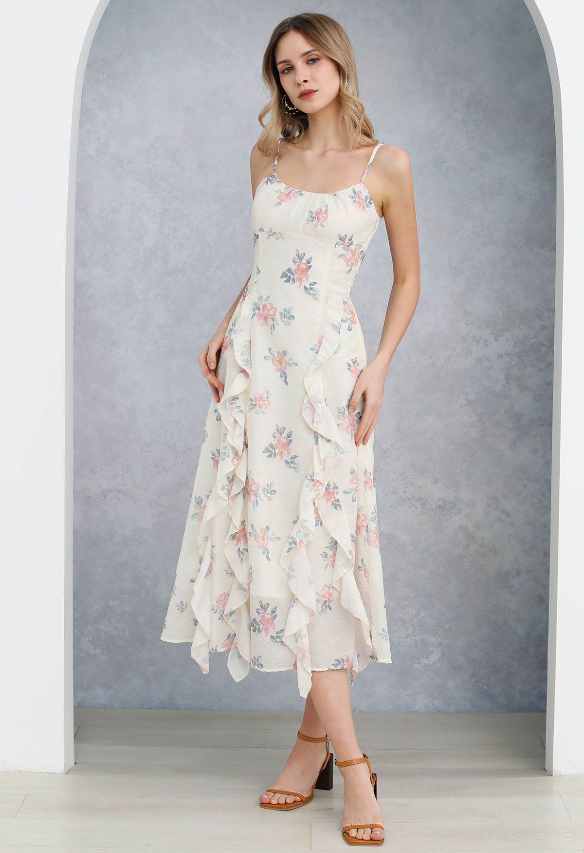 Camisole-Kleid mit Rüschenbesatz und Blumenmuster in Aquarellfarbe in Rosa