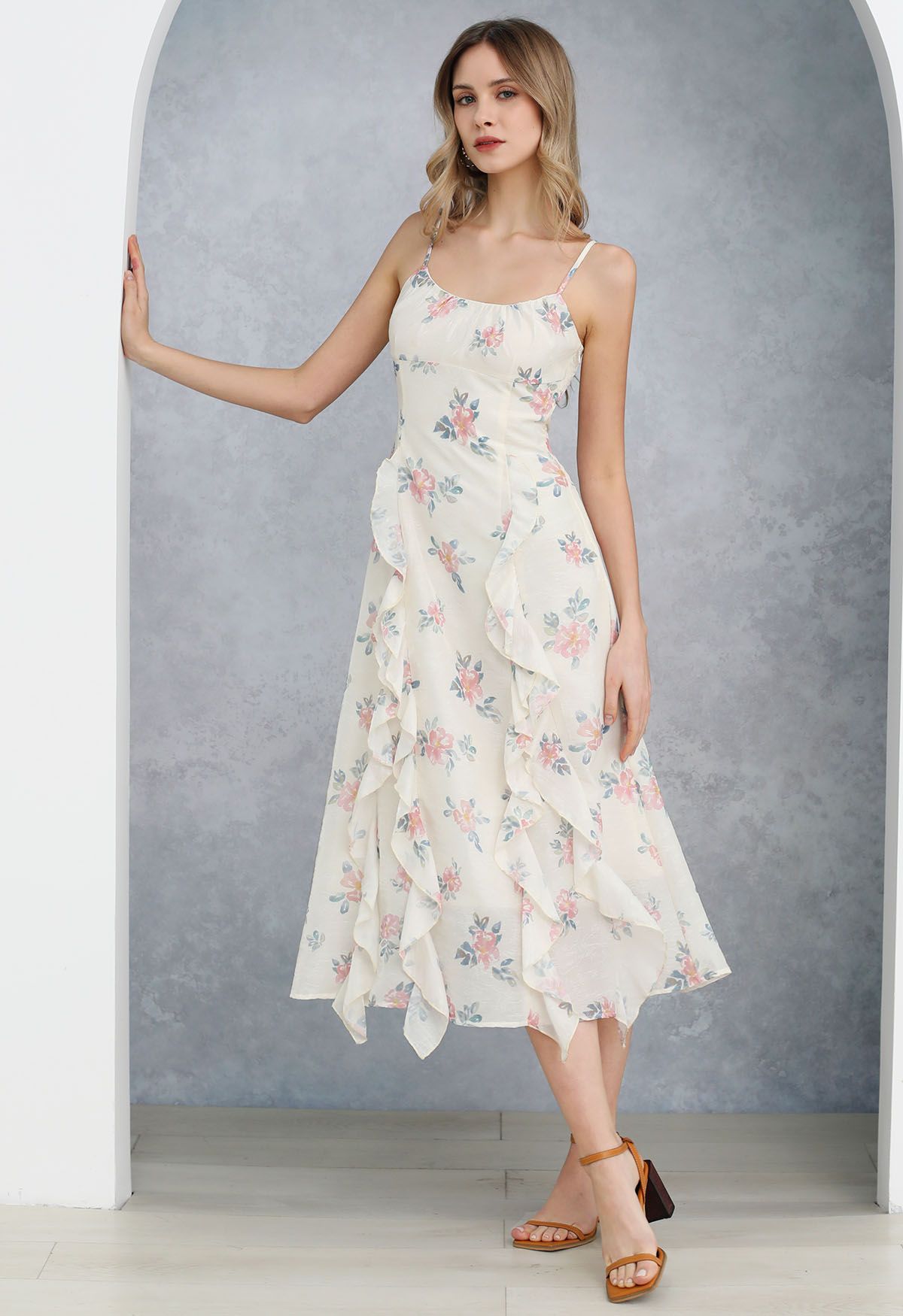 Camisole-Kleid mit Rüschenbesatz und Blumenmuster in Aquarellfarbe in Rosa