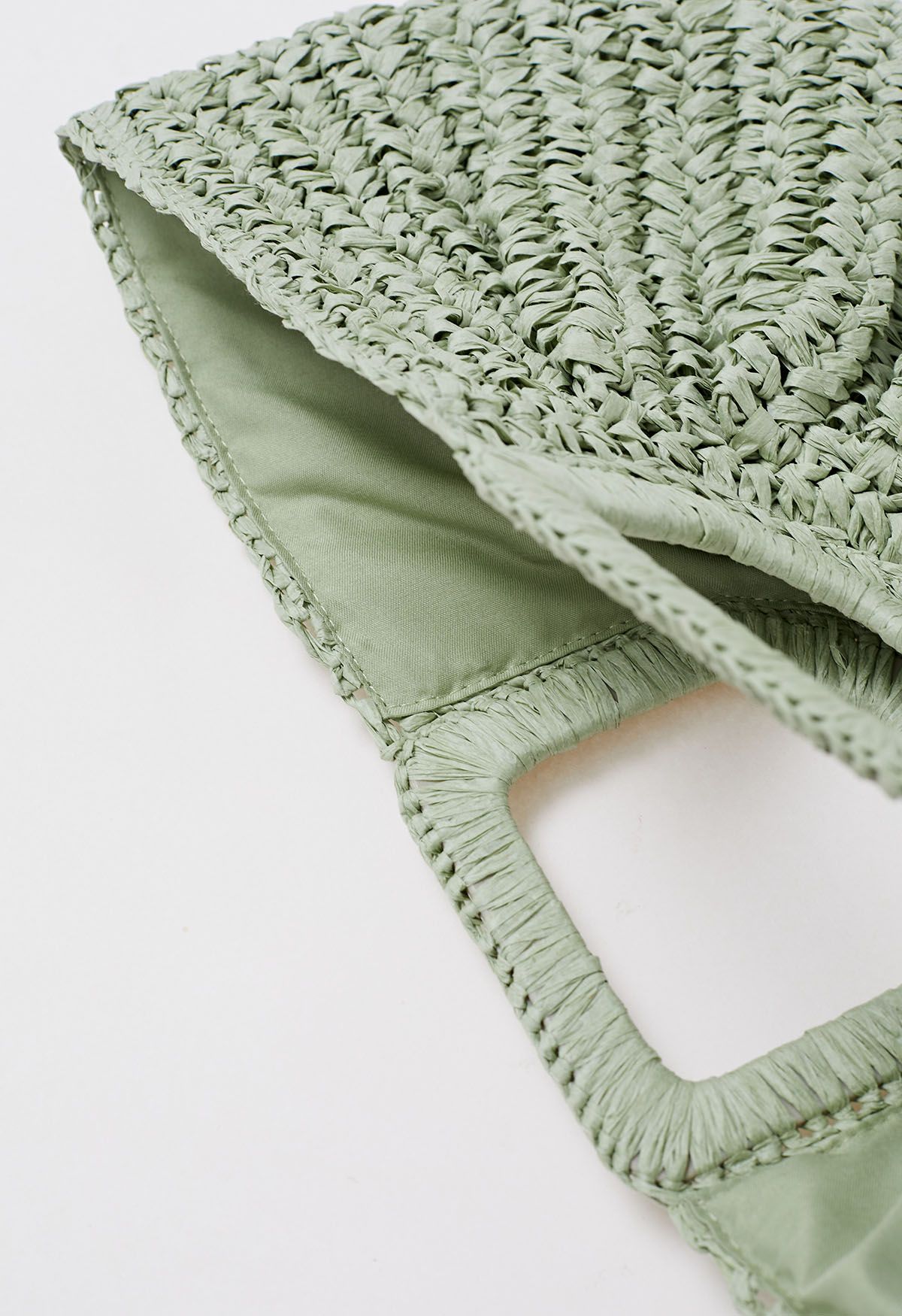 Halbrunde Handtasche aus gewebtem Stroh in Grün