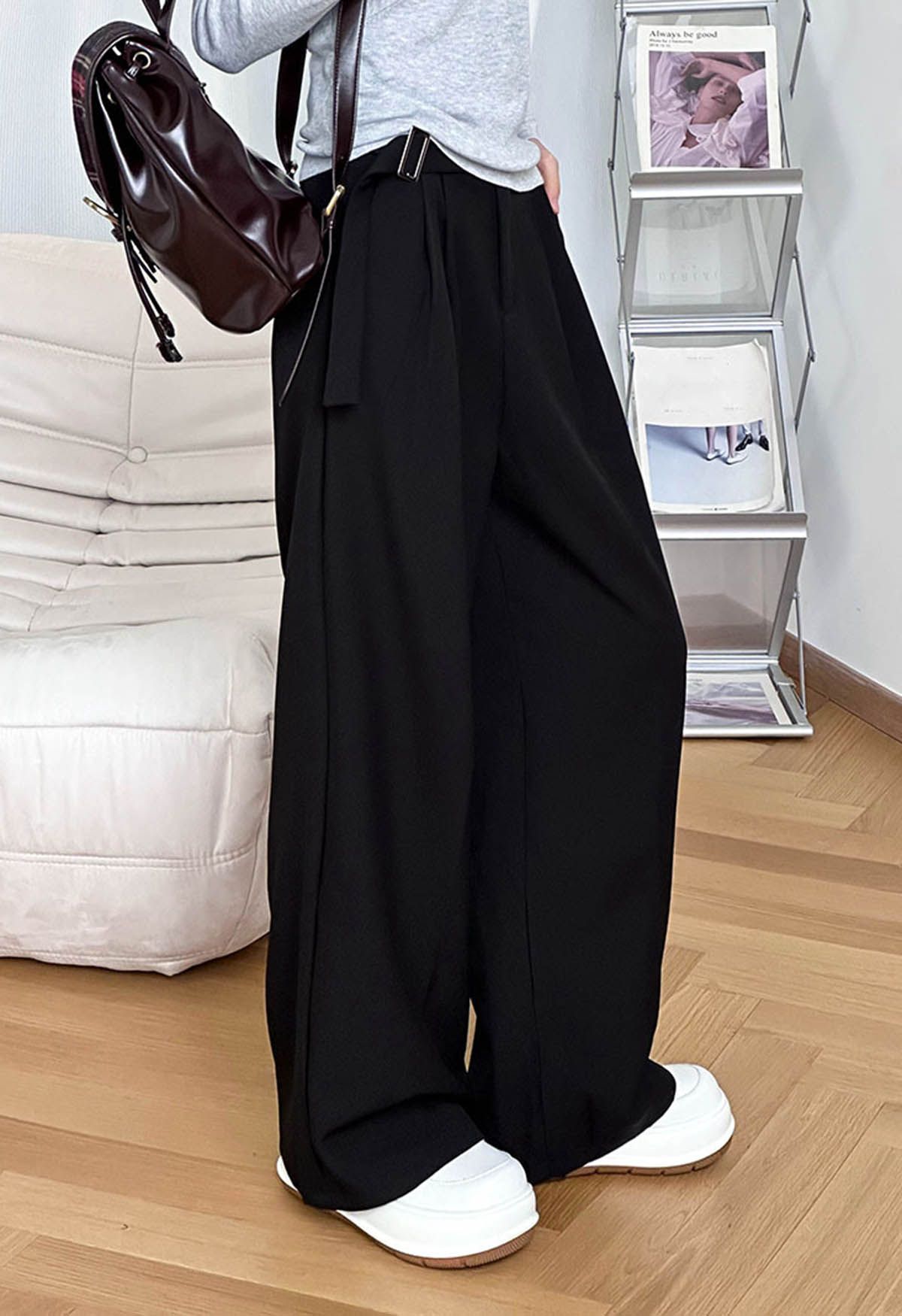 Einfarbige Hose mit weitem Bein und hohem Bund und Gürtel in Schwarz