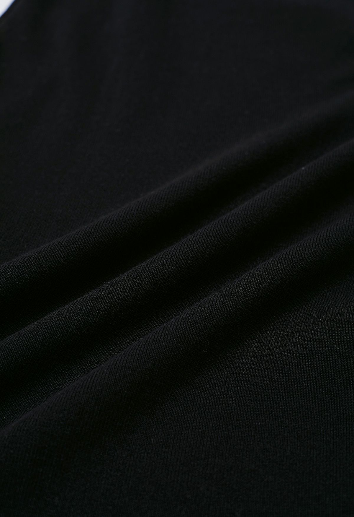 Figurbetontes Strickkleid mit seitlichem Schleifenausschnitt in Schwarz
