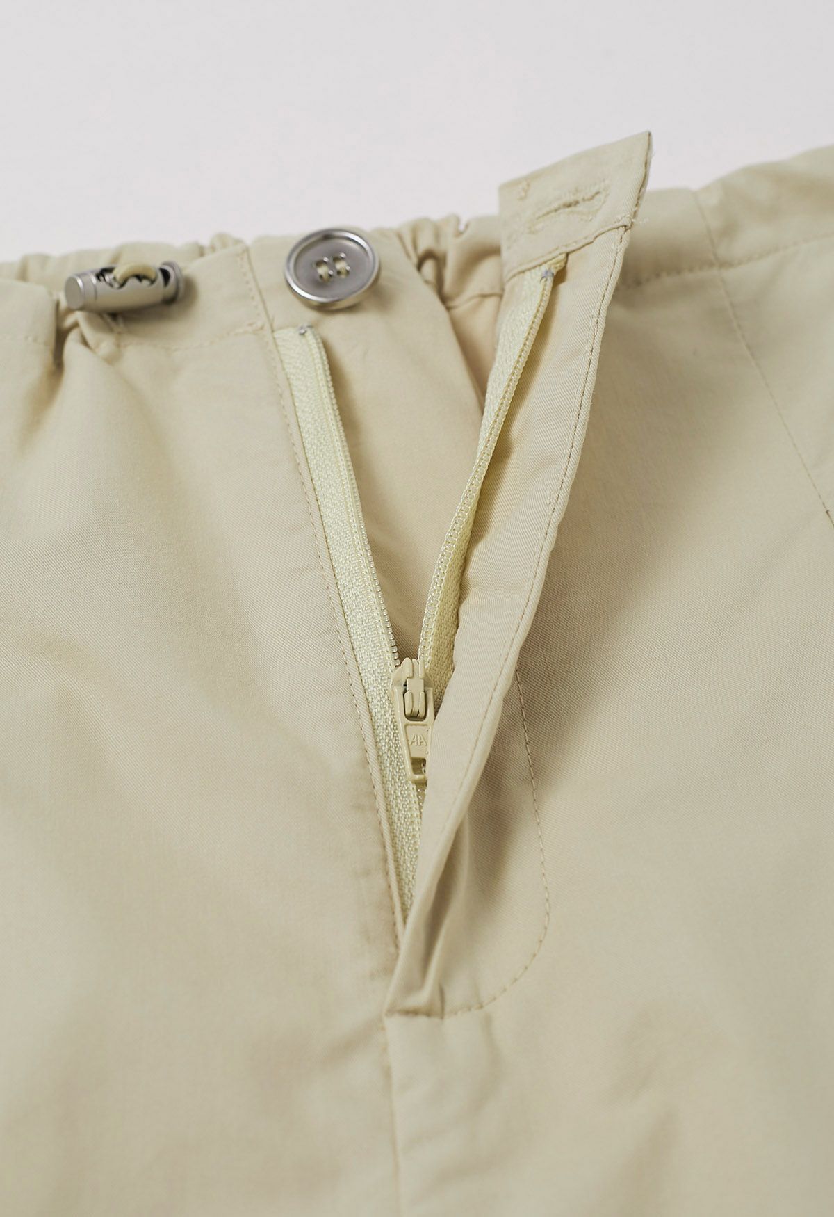 Weite Hose mit entspannter Passform und Kordelzug in der Taille in Khaki