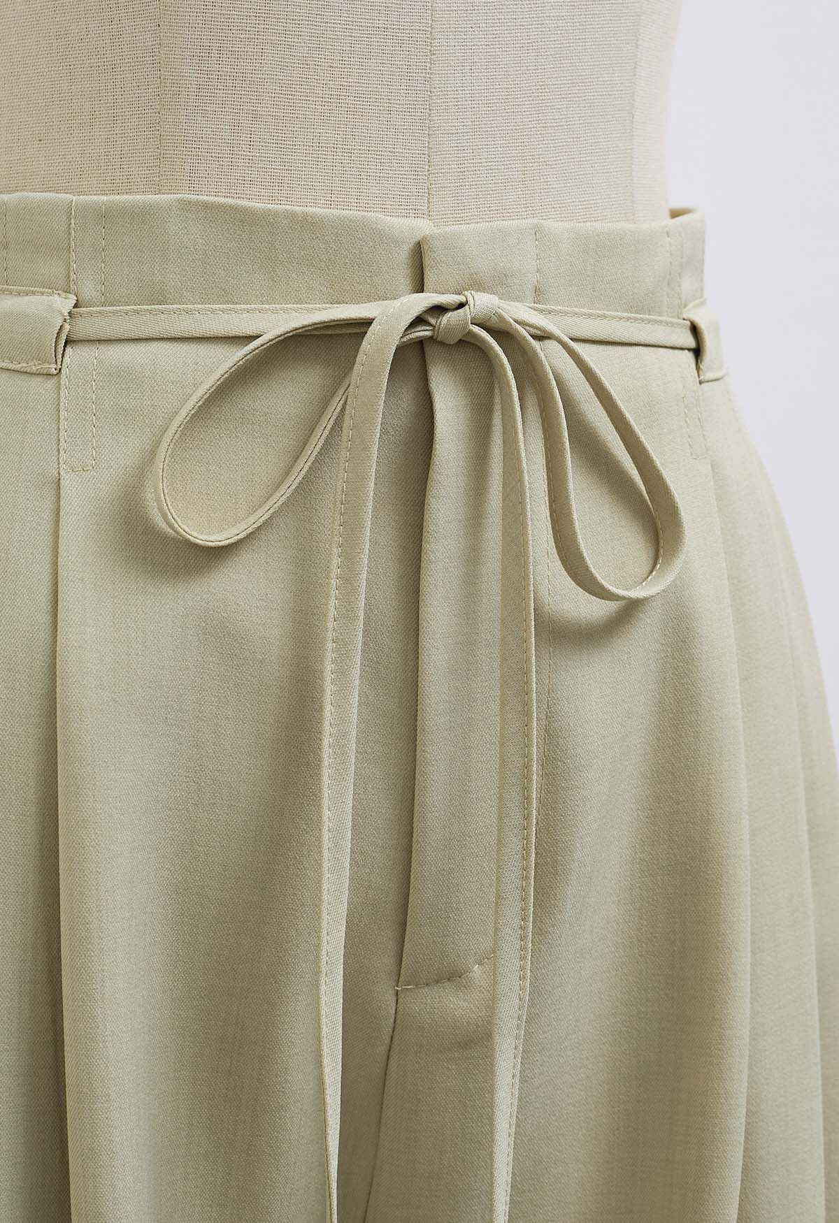 Weite Hose mit selbstzubindenden Falten und String in Erbsengrün
