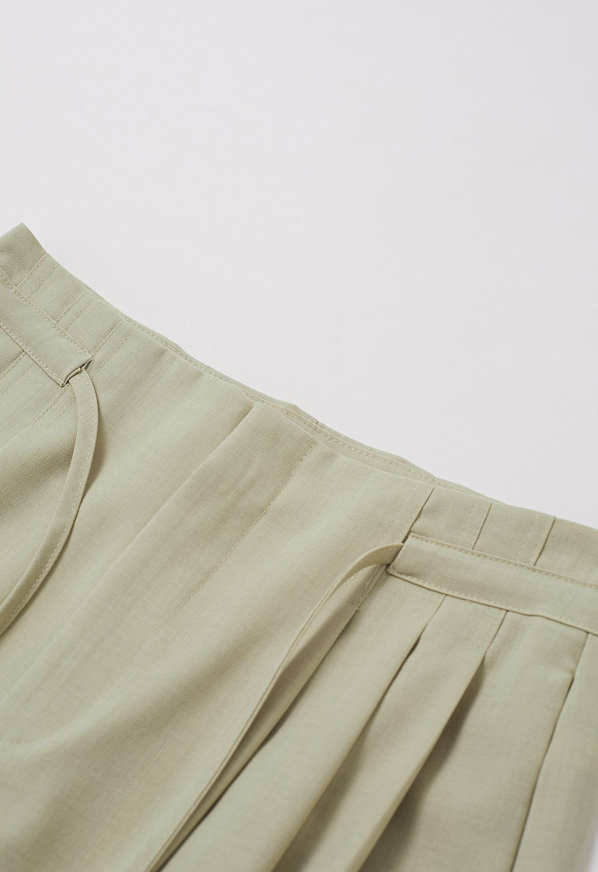 Weite Hose mit selbstzubindenden Falten und String in Erbsengrün