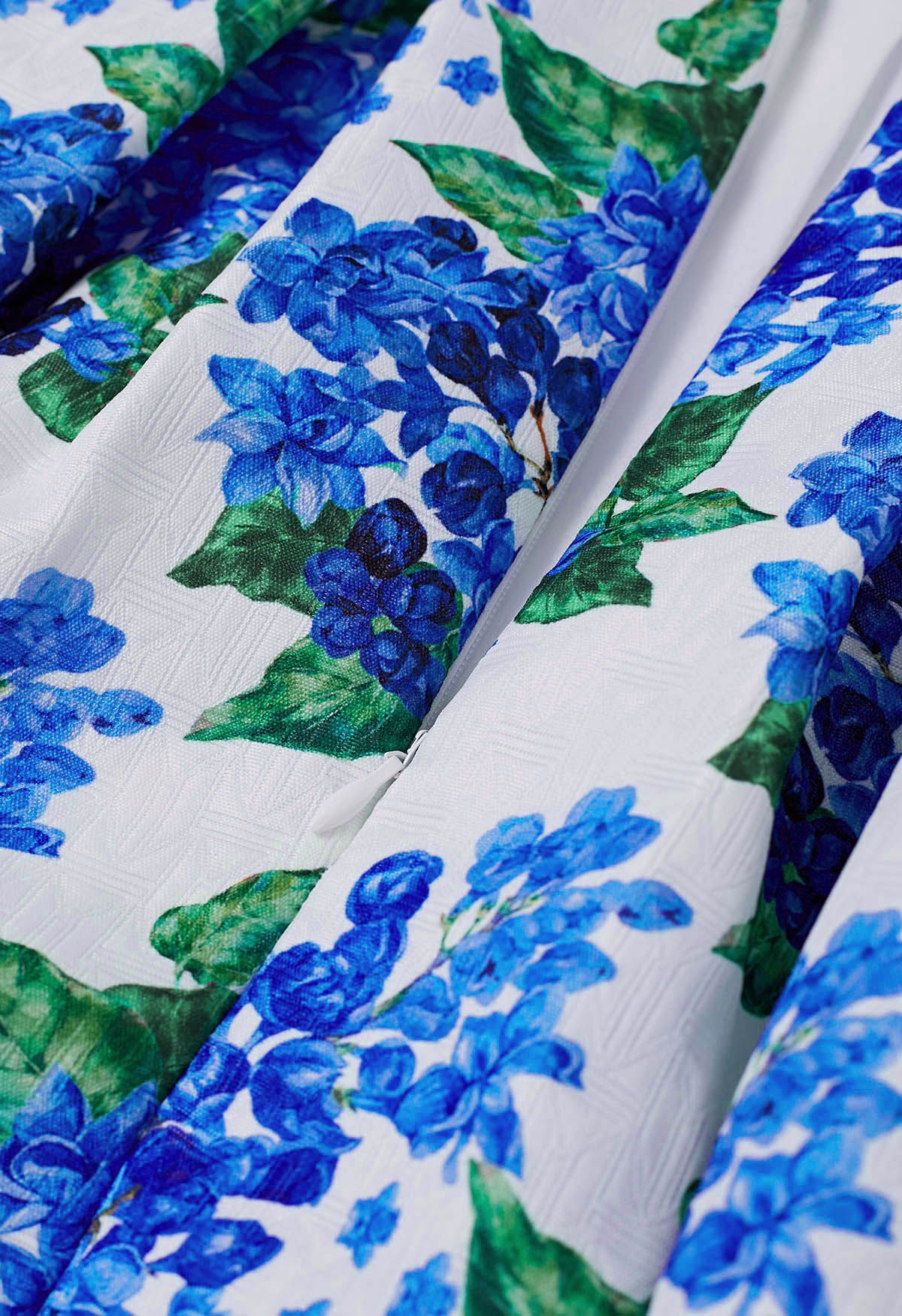 Blauer, plissierter Midirock mit Blumenmuster
