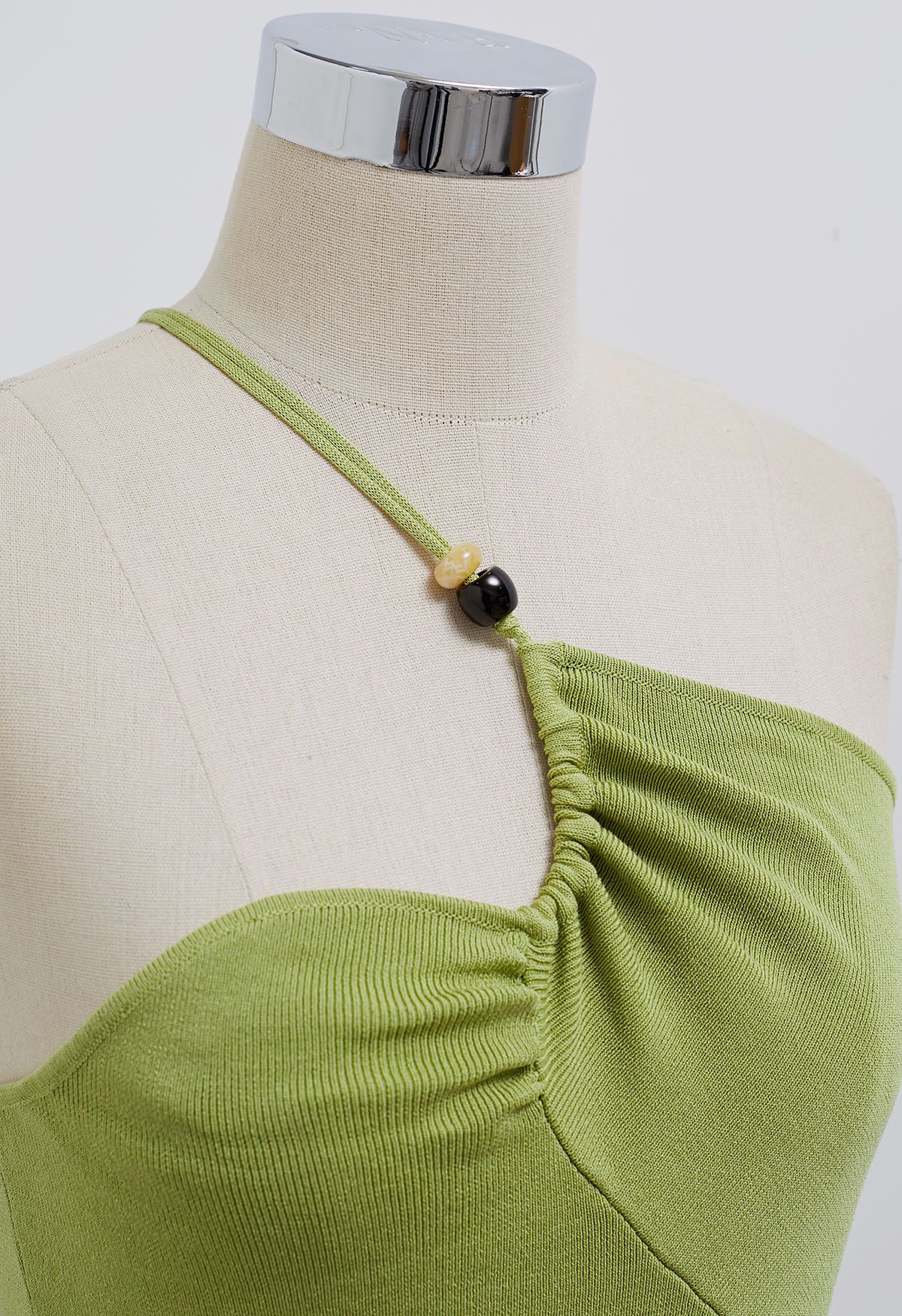 Perlenbesetztes One-Shoulder-Stricktop in Grün