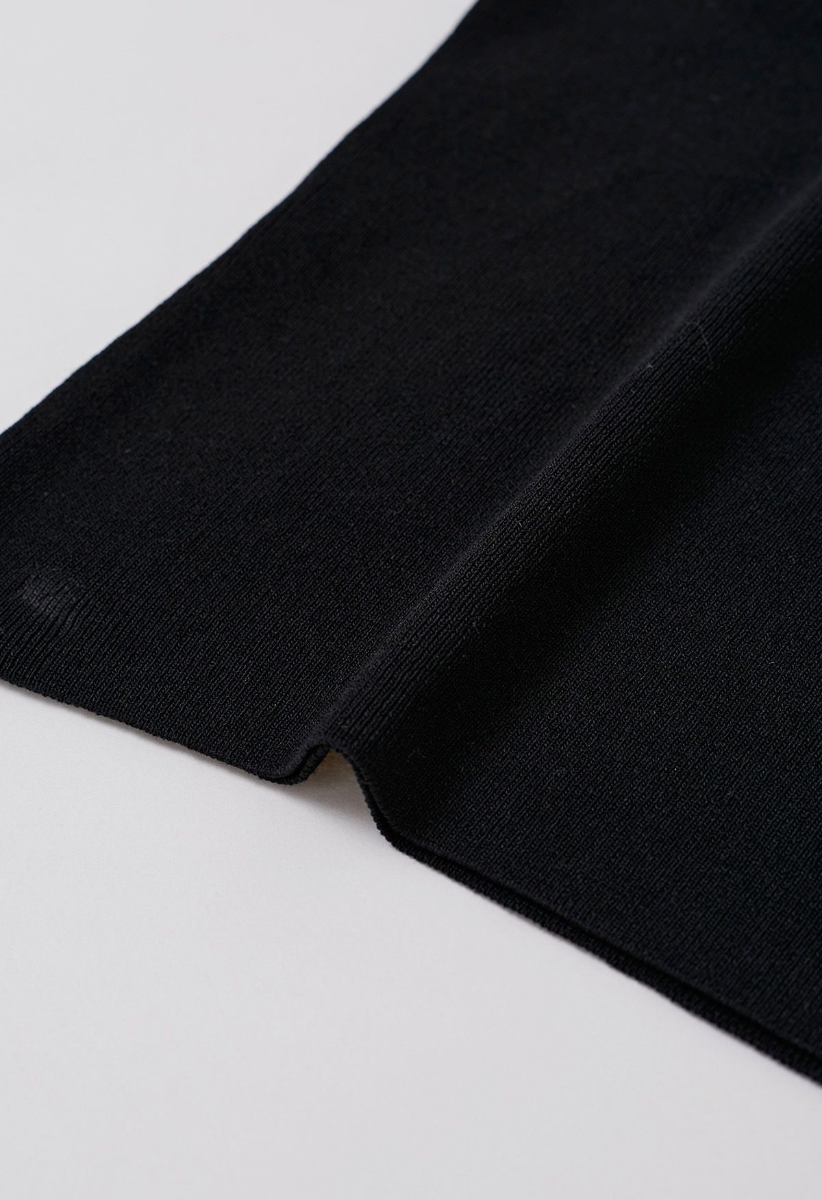 Perlenbesetztes One-Shoulder-Stricktop in Schwarz