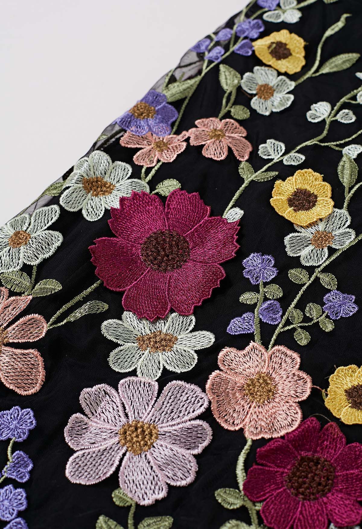 Maxikleid aus Netztüll mit 3D-Blumenapplikation und Bindebändern in Schwarz