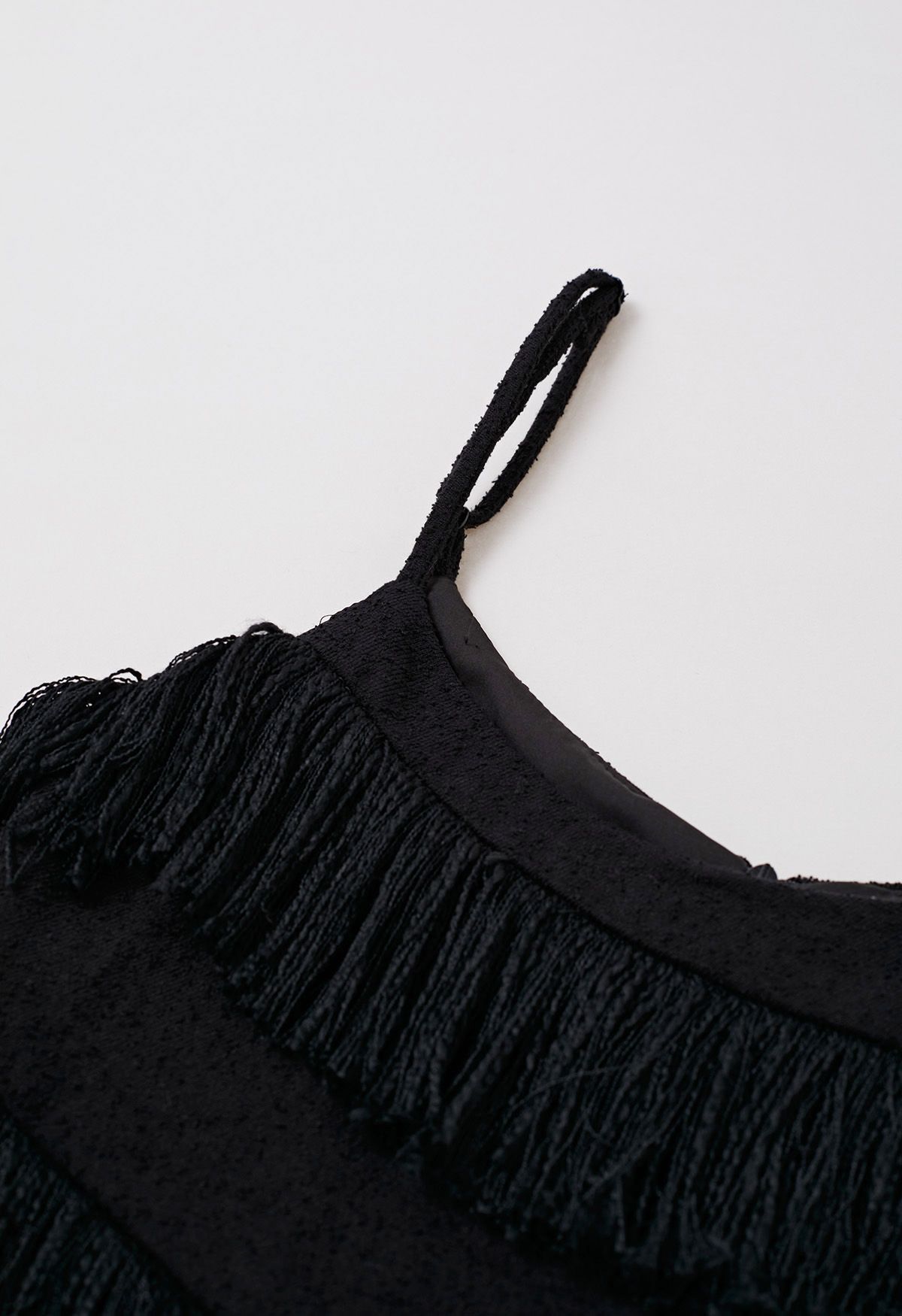 Verspieltes Camisole-Kleid mit Fransenstruktur in Schwarz