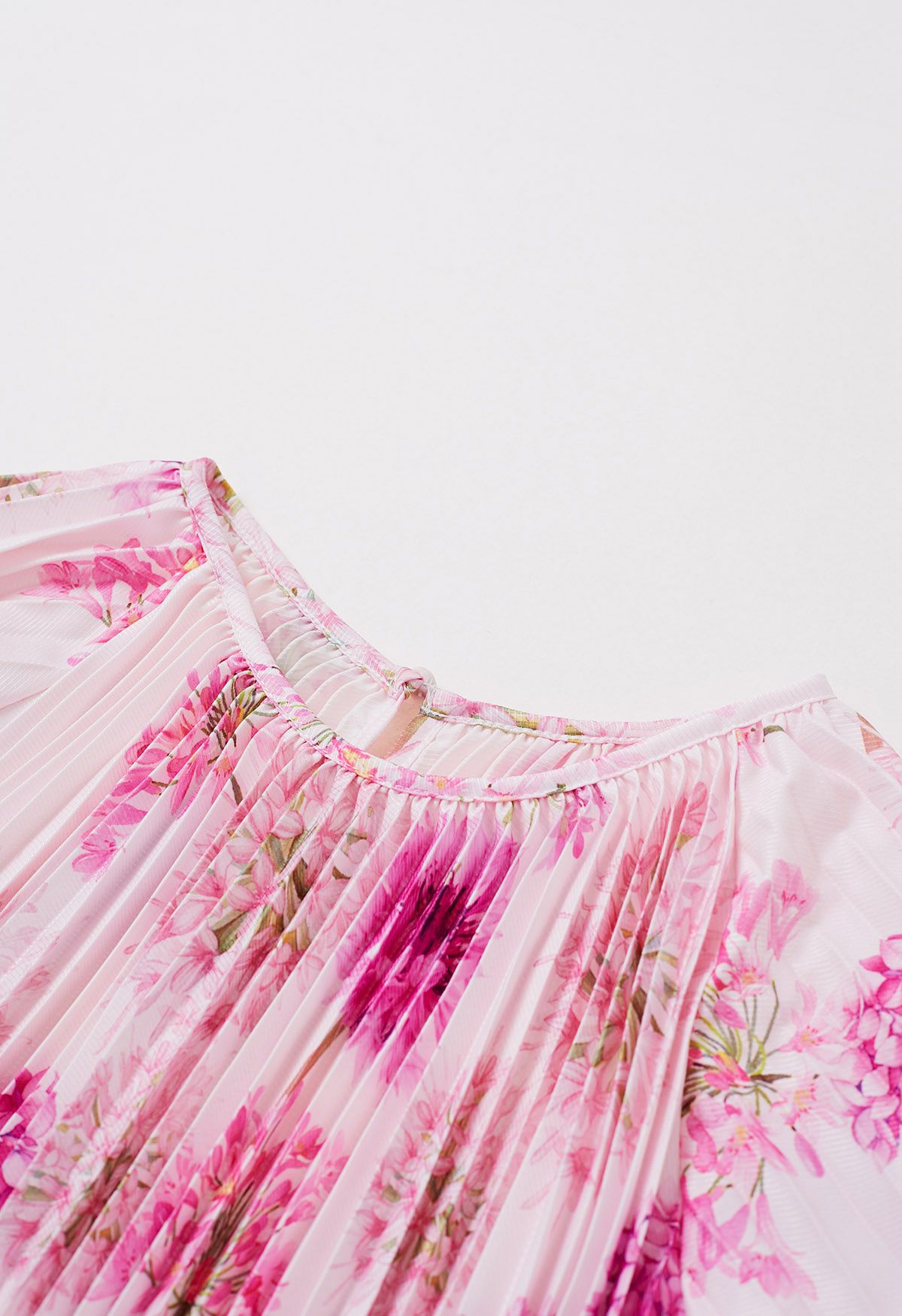 Blossoming Day – Plissiertes Maxikleid mit Aquarellmuster in Rosa