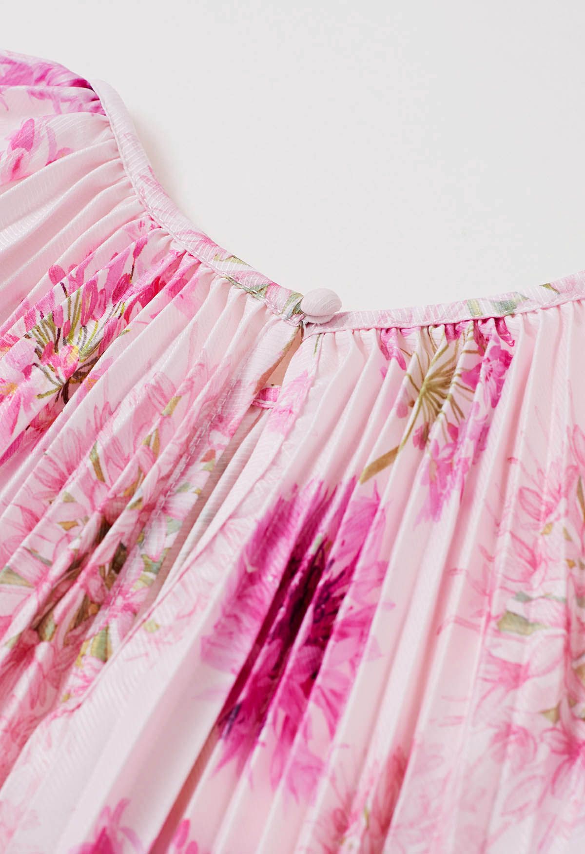 Blossoming Day – Plissiertes Maxikleid mit Aquarellmuster in Rosa