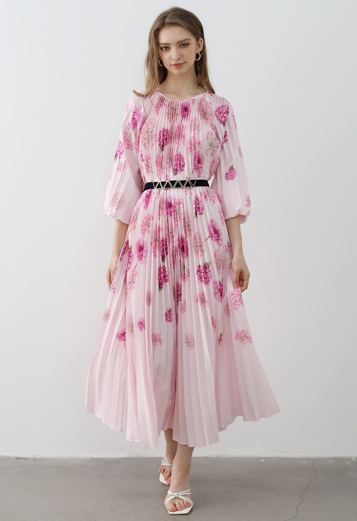 Blossoming Day – Plissiertes Maxikleid mit Aquarellmuster in Rosa