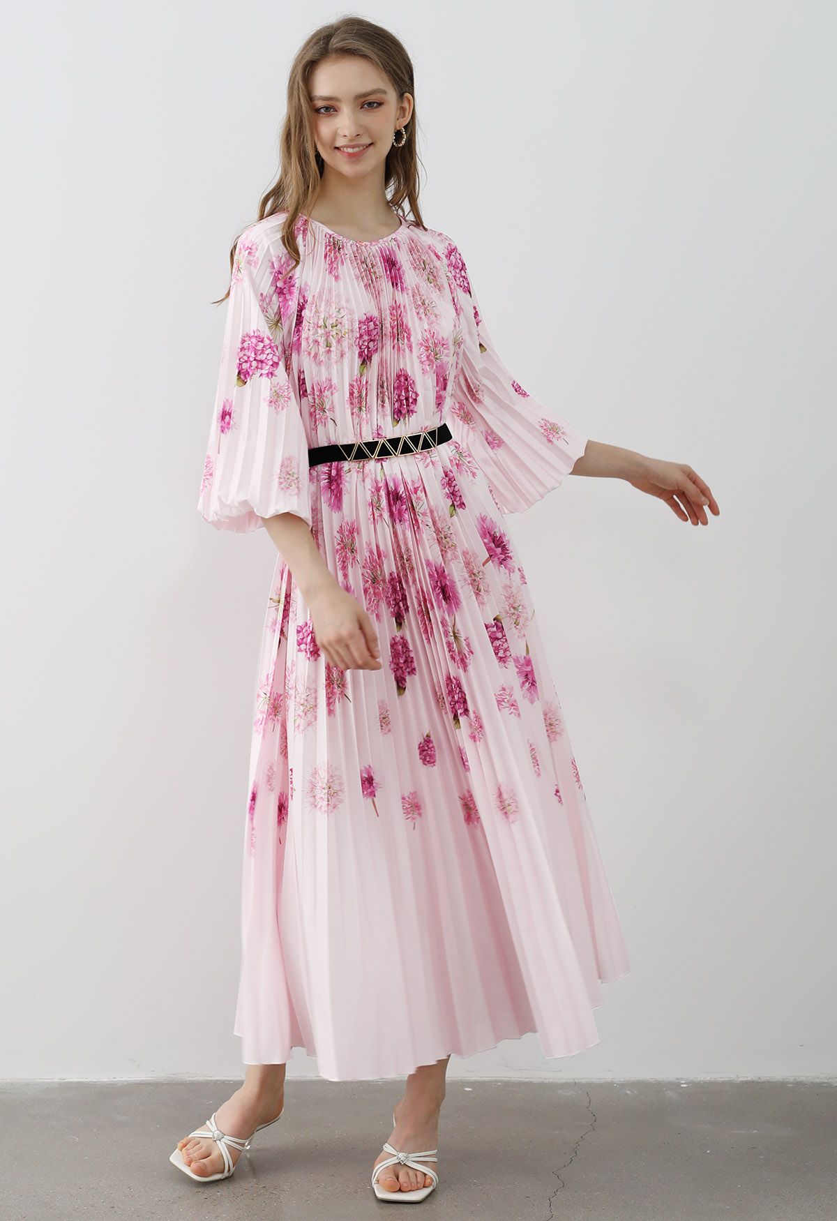 Blossoming Day – Plissiertes Maxikleid mit Aquarellmuster in Rosa