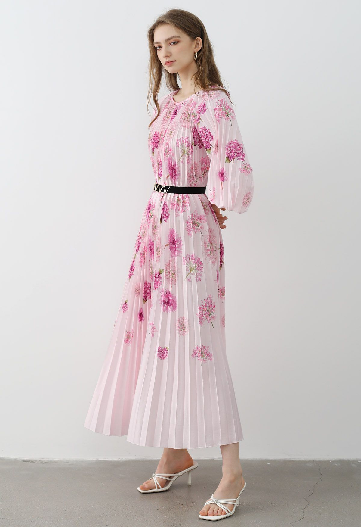 Blossoming Day – Plissiertes Maxikleid mit Aquarellmuster in Rosa