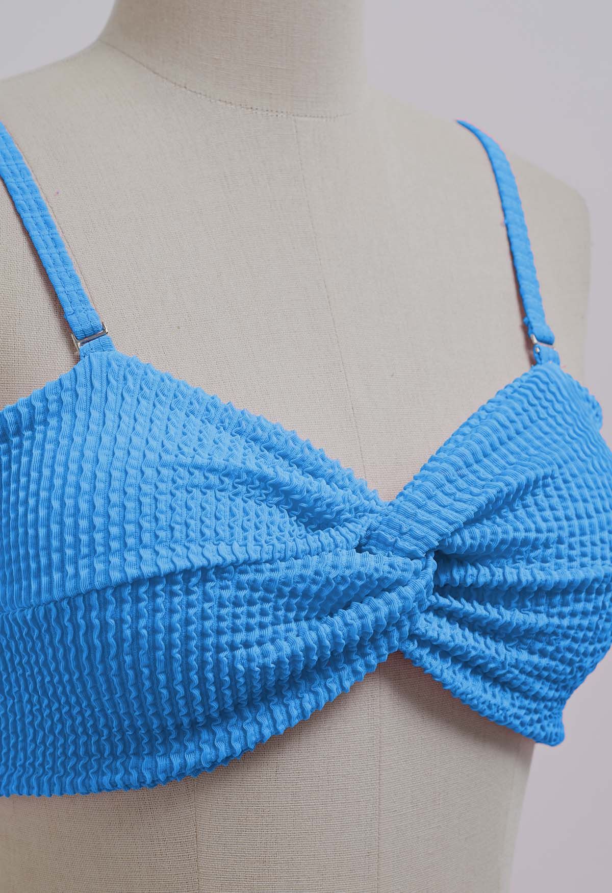 Dreiteiliges Bikini-Set mit gewellter Textur und Twist in Blau