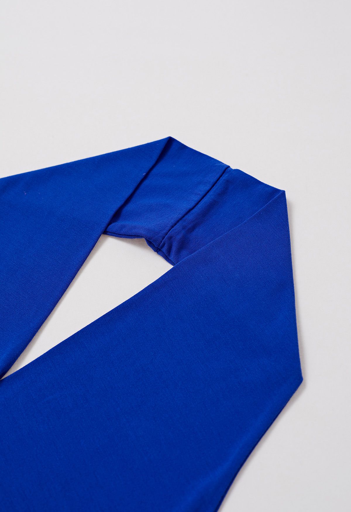 Optimal – Neckholder-Oberteil mit V-Ausschnitt und Ärmeln in Blau