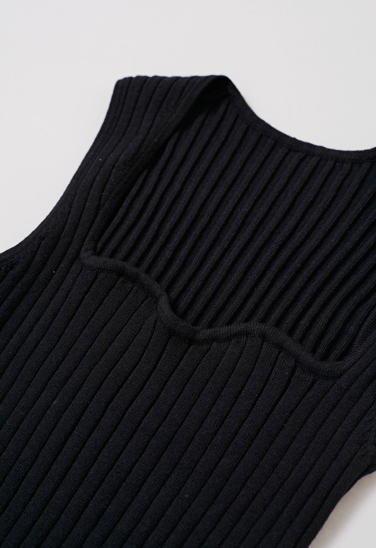 Schmeichelhaft sitzendes, geripptes Tanktop in Schwarz