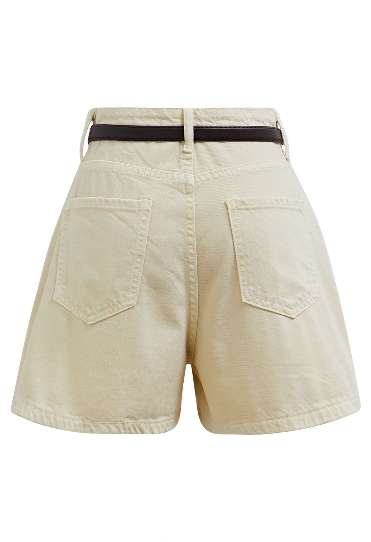 Summer Staple – Jeansshorts mit Faltengürtel in Hellgelb