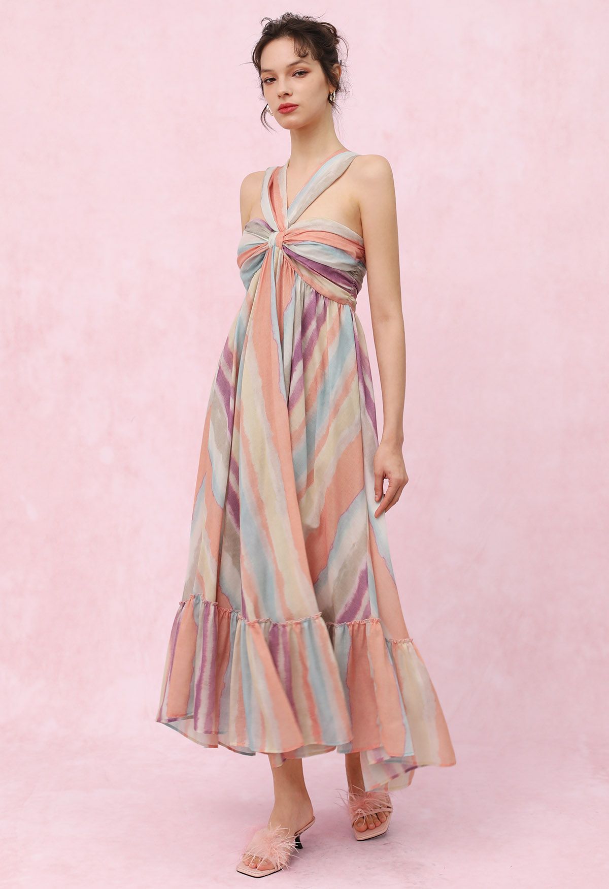 Asymmetrisches Neckholderkleid mit Regenbogenstreifen