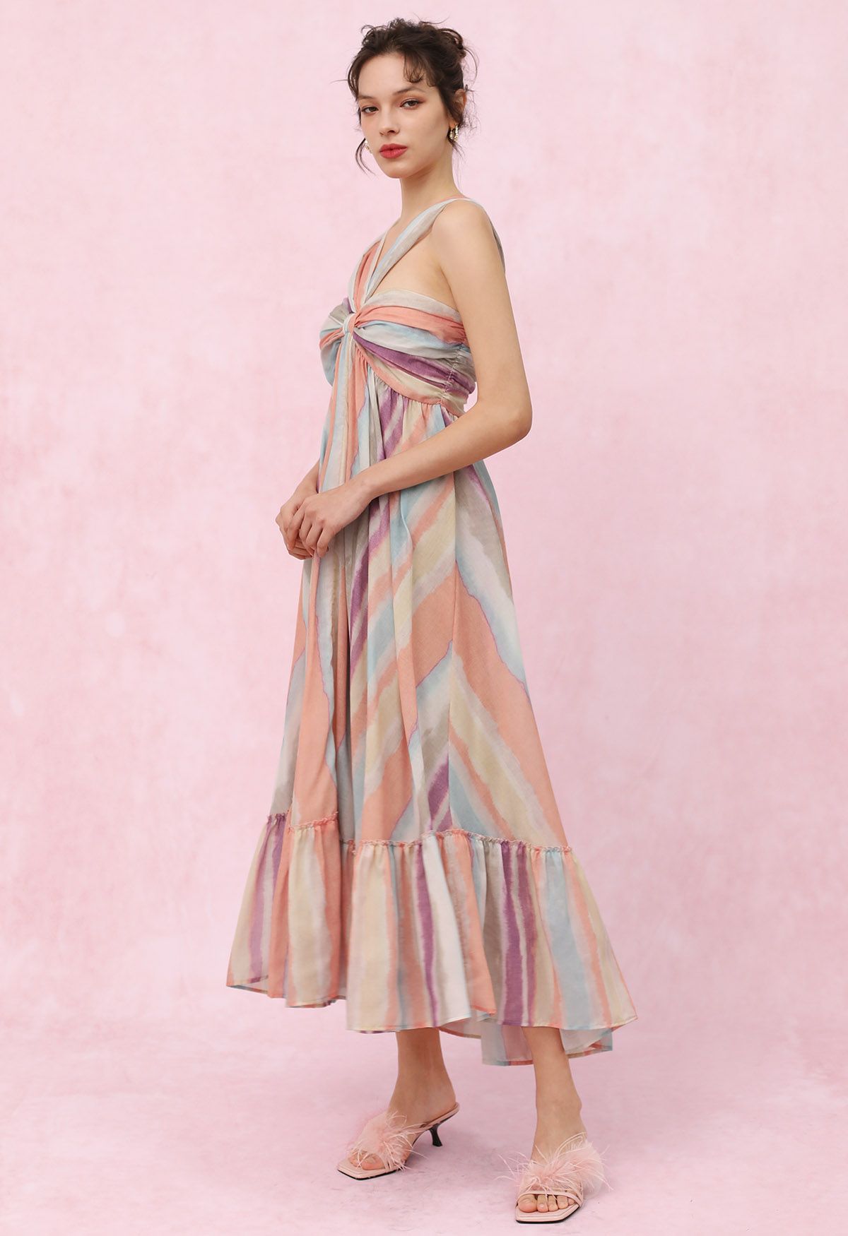 Asymmetrisches Neckholderkleid mit Regenbogenstreifen