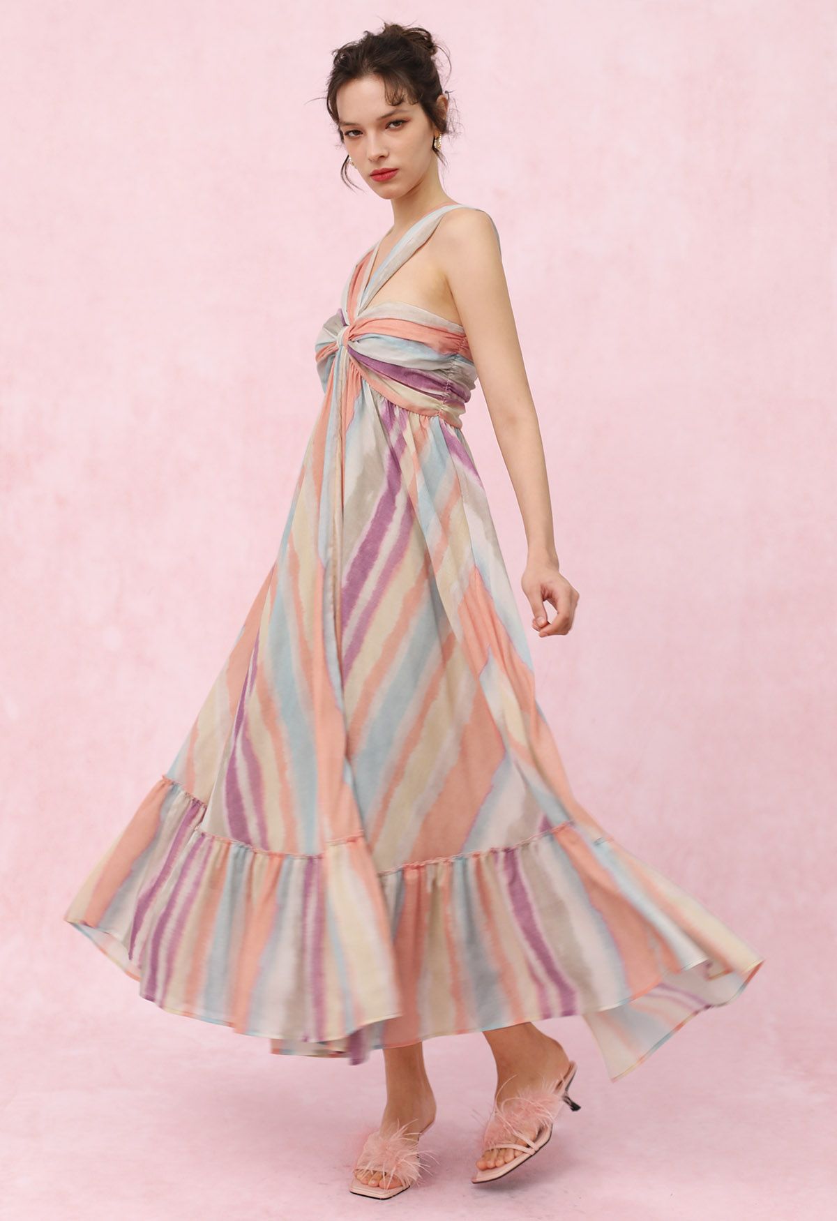 Asymmetrisches Neckholderkleid mit Regenbogenstreifen