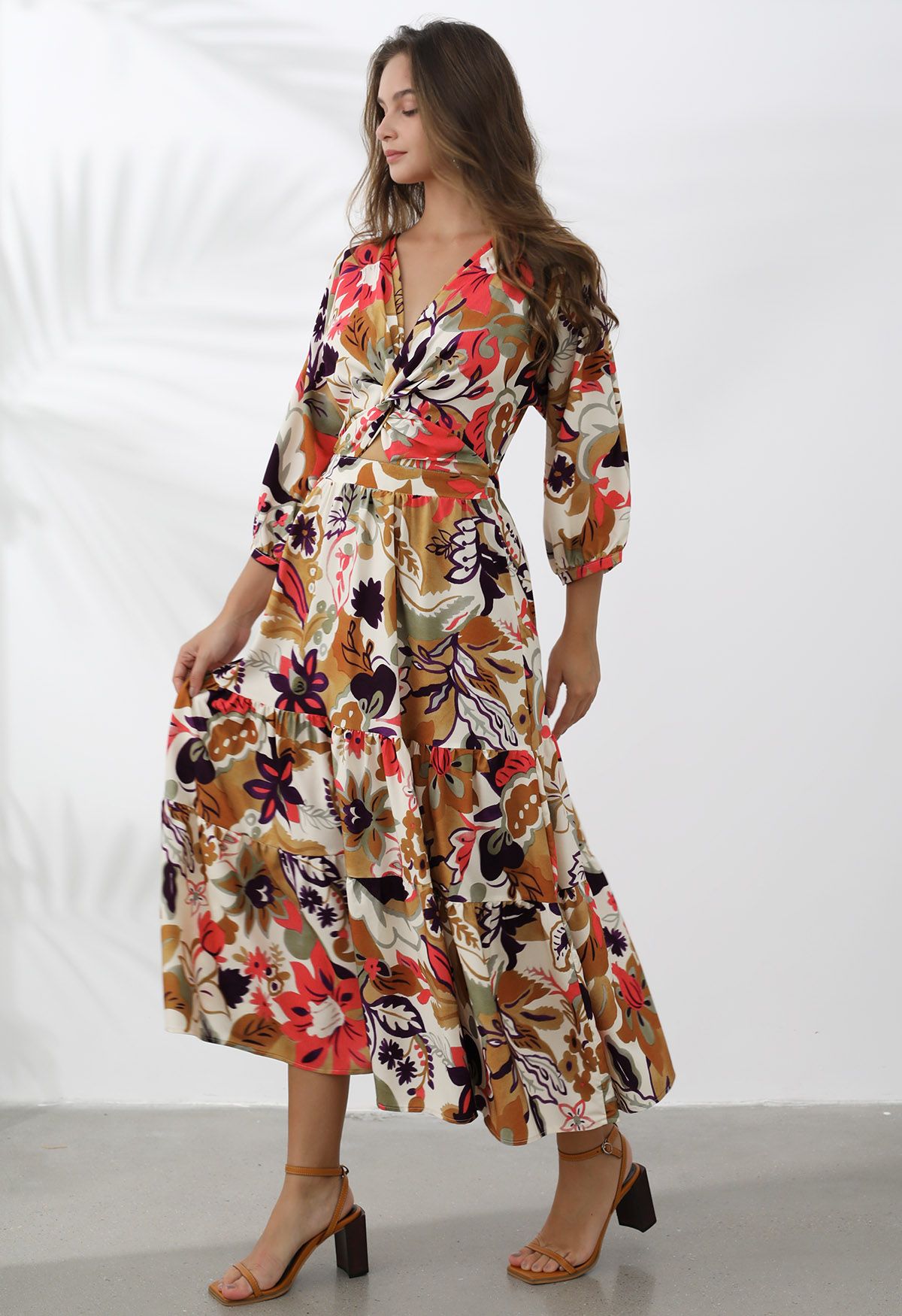 Maxikleid mit überkreuzten Cut-outs und Tropical Summer-Print