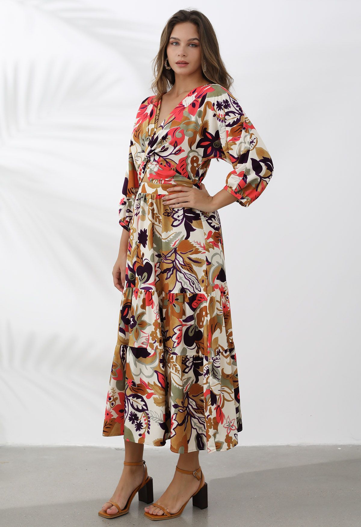 Maxikleid mit überkreuzten Cut-outs und Tropical Summer-Print