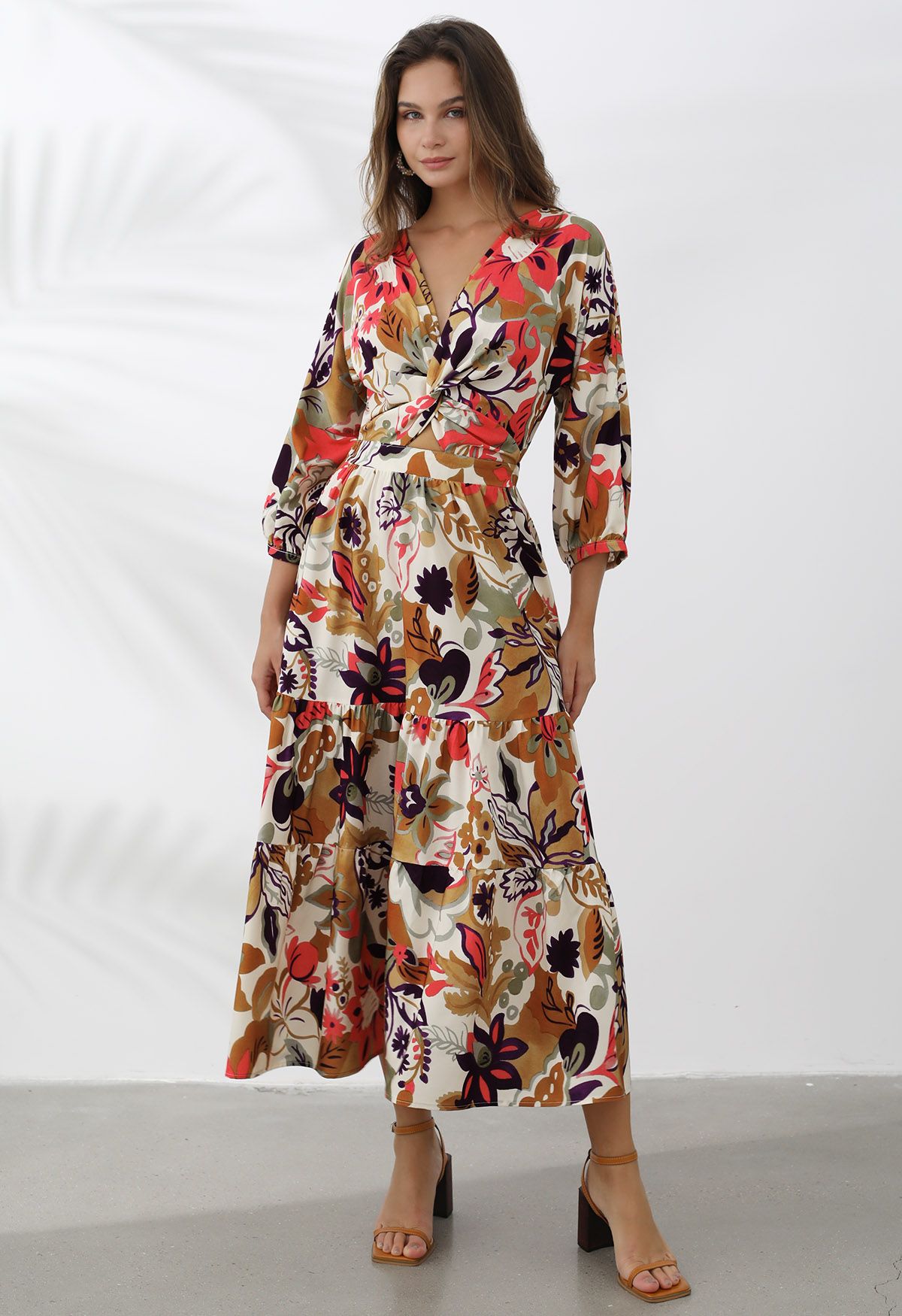 Maxikleid mit überkreuzten Cut-outs und Tropical Summer-Print