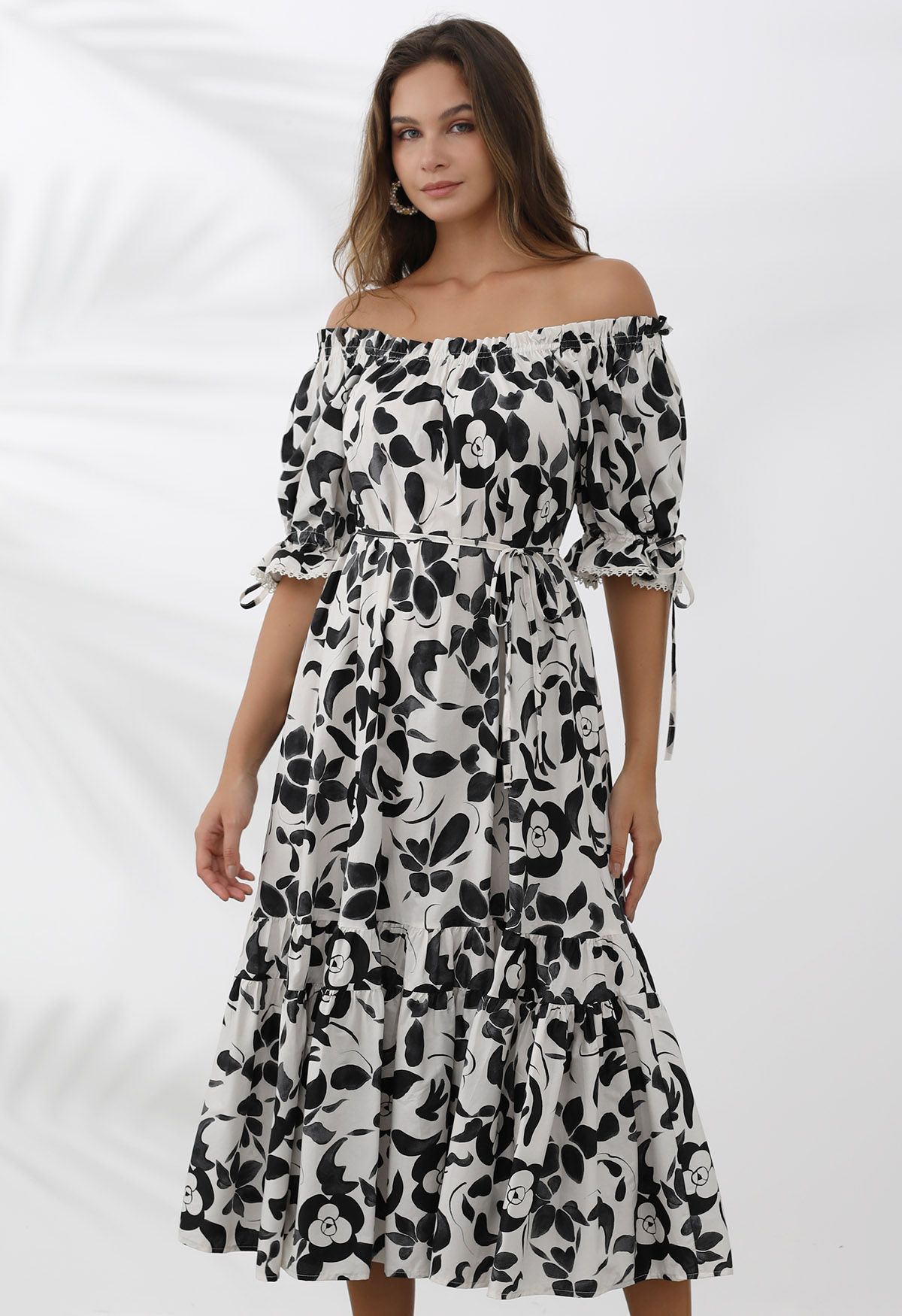 Off-Shoulder-Baumwollkleid mit Rüschen und schwarzem Blumenmuster