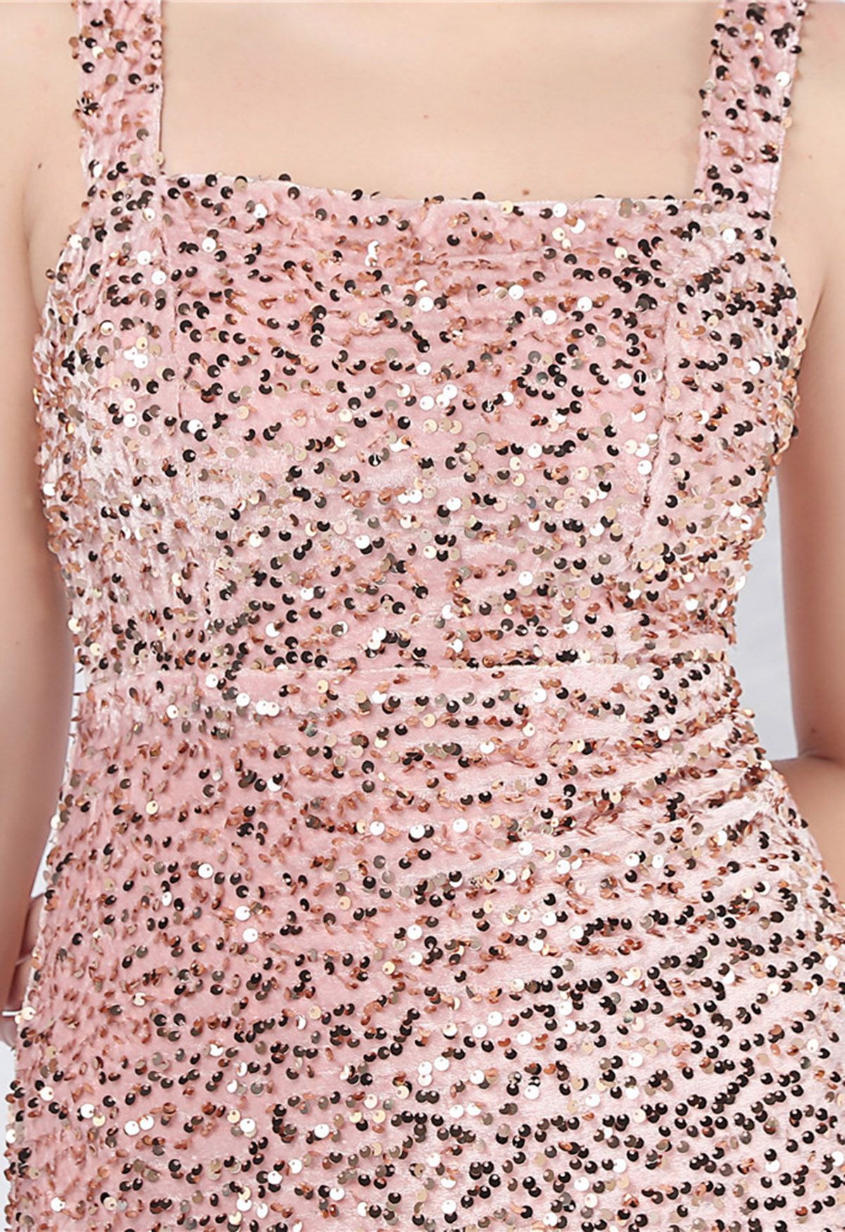 Glitzerndes Camisole-Kleid aus geschlitztem Samt mit Pailletten in Pink