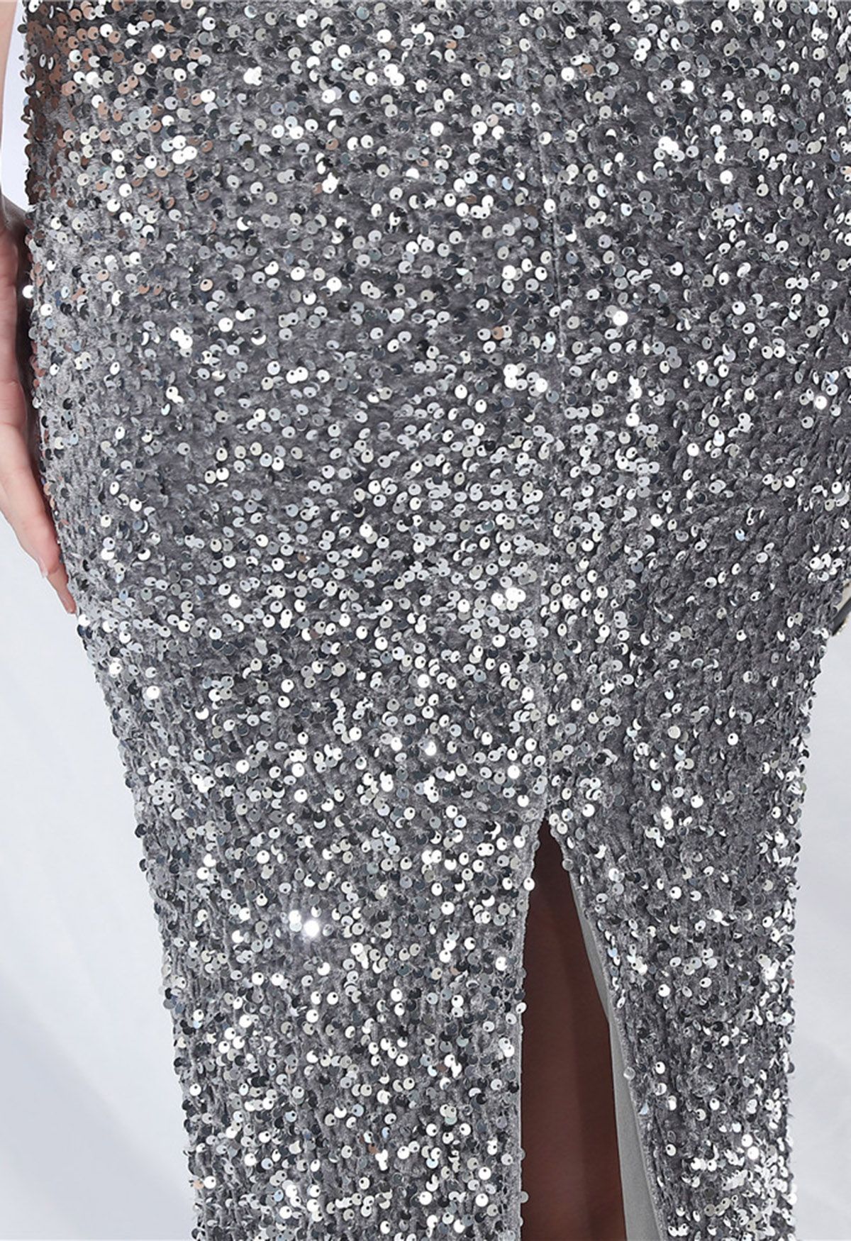 Glitzerndes Camisole-Kleid aus geschlitztem Samt mit Pailletten in Grau